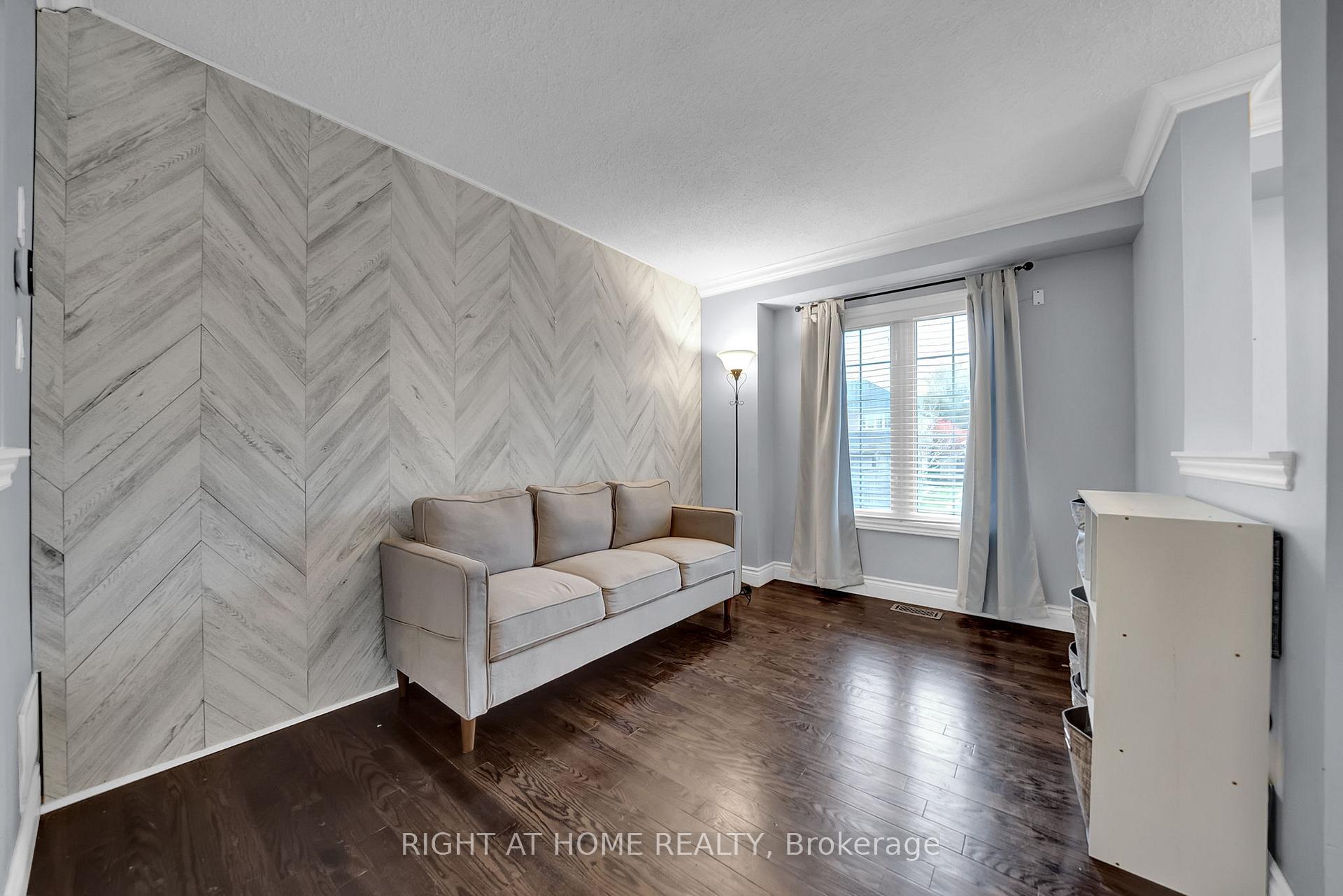 Photo 5 of 158 Dadson Drive, Clarington, Bowmanville — HOMEH