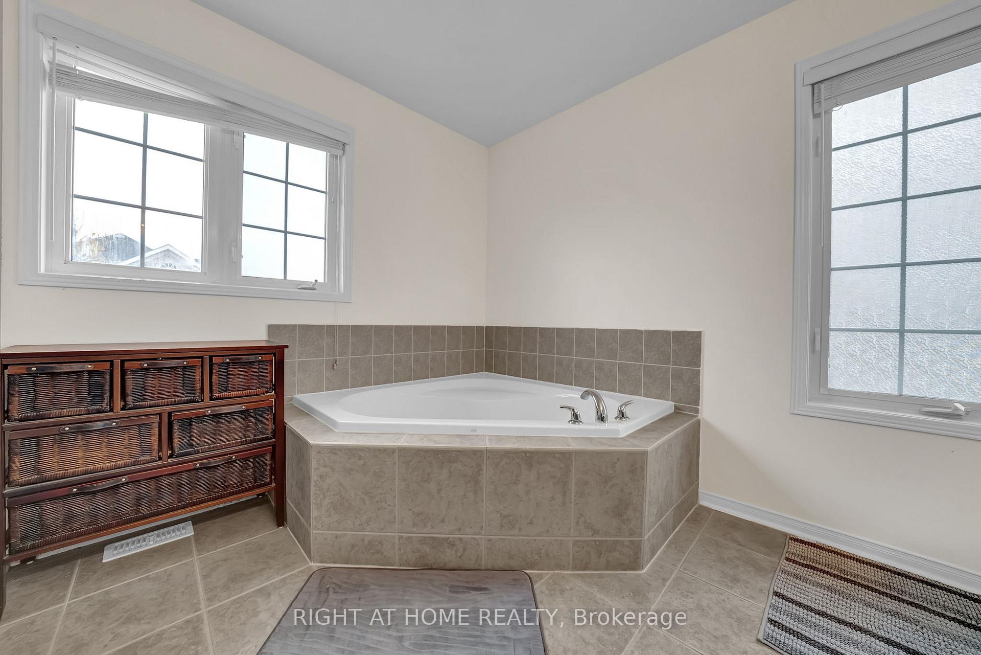 Photo 26 of 158 Dadson Drive, Clarington, Bowmanville — HOMEH
