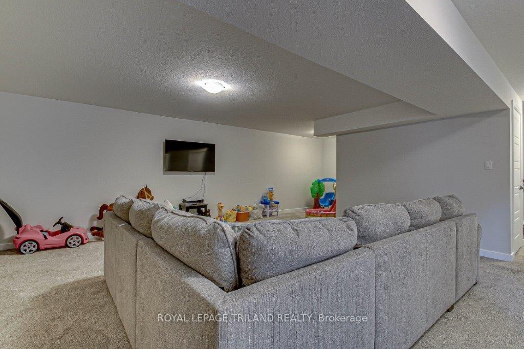 Photo 5 of 108 Benjamin Parkway S, St. Thomas — HOMEH