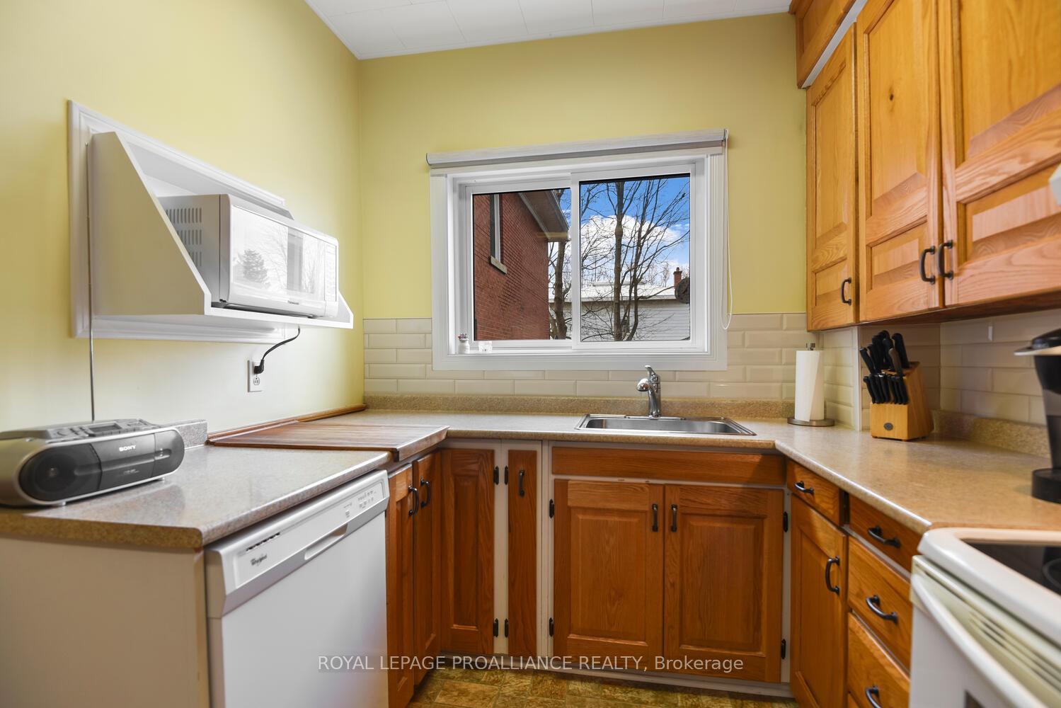 Photo 12 of 250 King Street E, Brockville — HOMEH