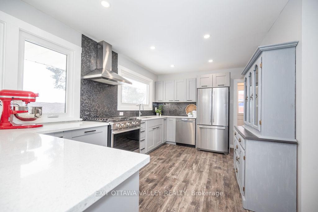 Photo 2 of 1 Frontenac Crescent, Deep River — HOMEH