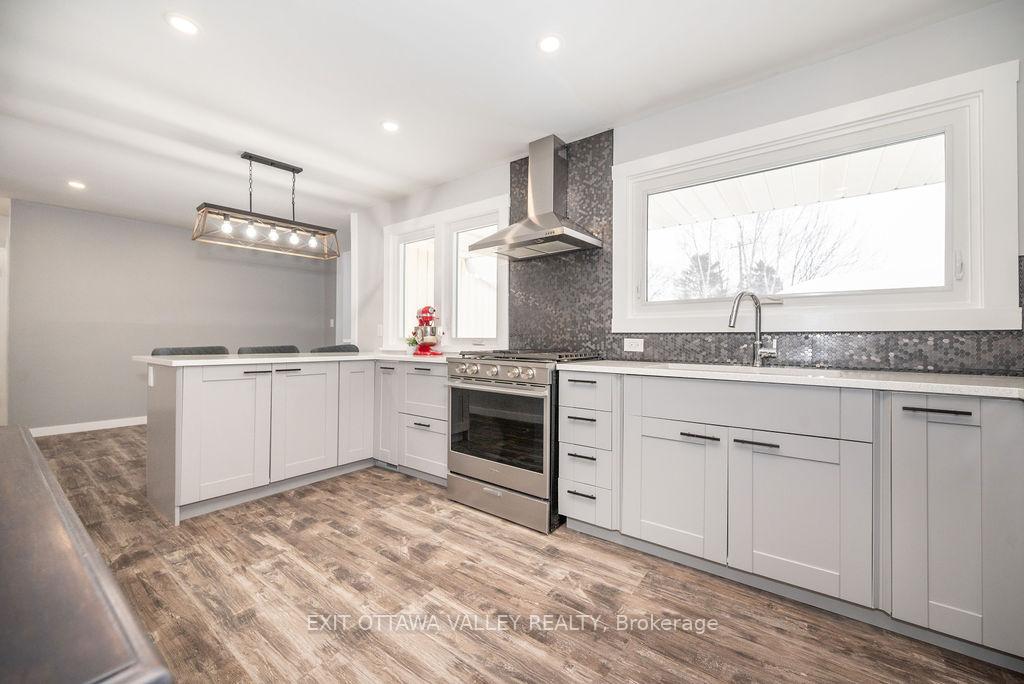 Photo 4 of 1 Frontenac Crescent, Deep River — HOMEH