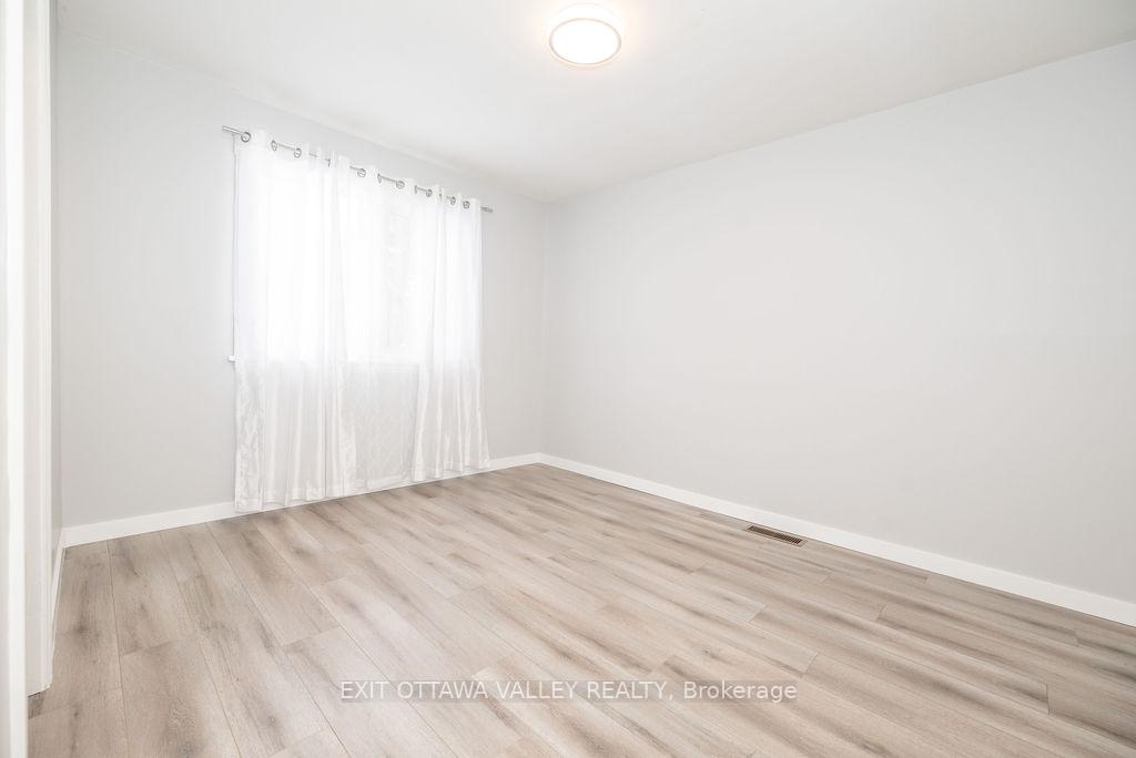 Photo 11 of 1 Frontenac Crescent, Deep River — HOMEH