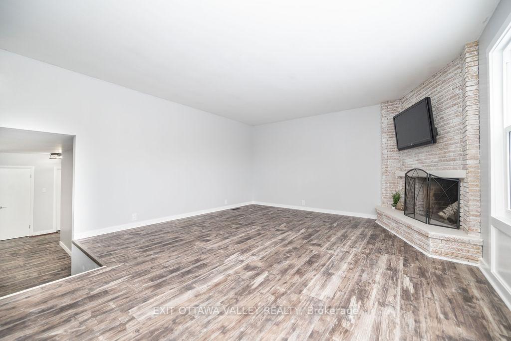 Photo 15 of 1 Frontenac Crescent, Deep River — HOMEH