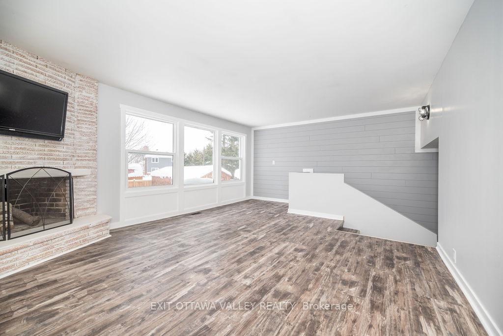 Photo 16 of 1 Frontenac Crescent, Deep River — HOMEH