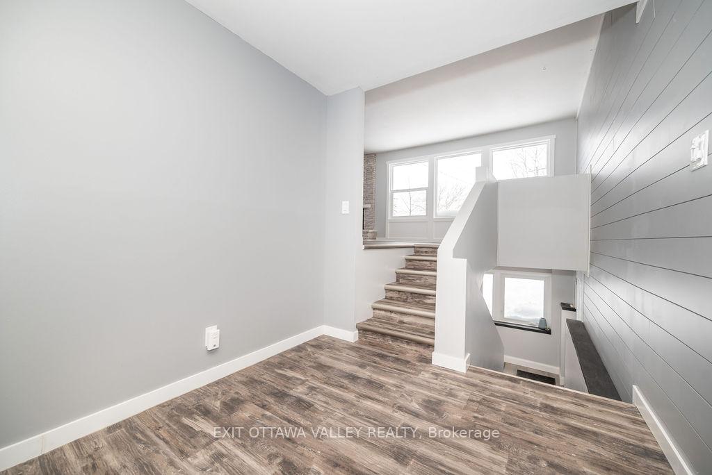 Photo 17 of 1 Frontenac Crescent, Deep River — HOMEH