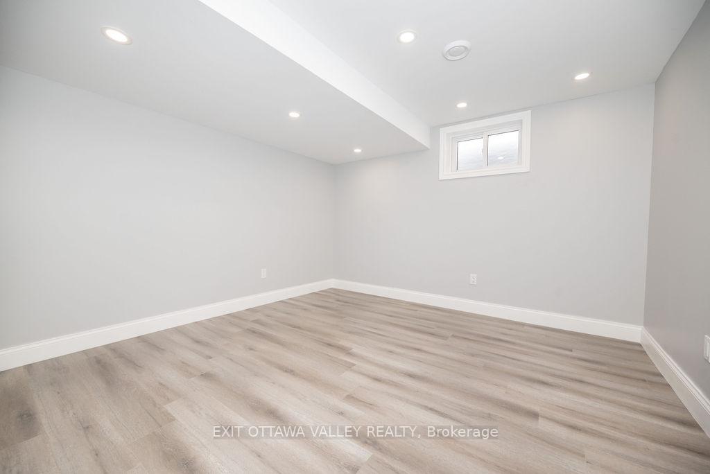 Photo 20 of 1 Frontenac Crescent, Deep River — HOMEH