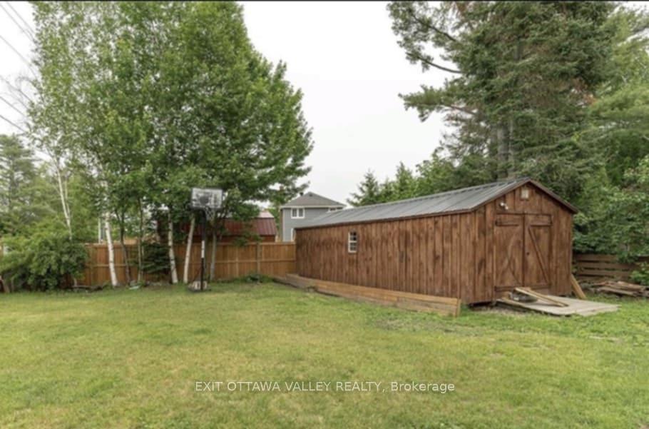 Photo 25 of 1 Frontenac Crescent, Deep River — HOMEH