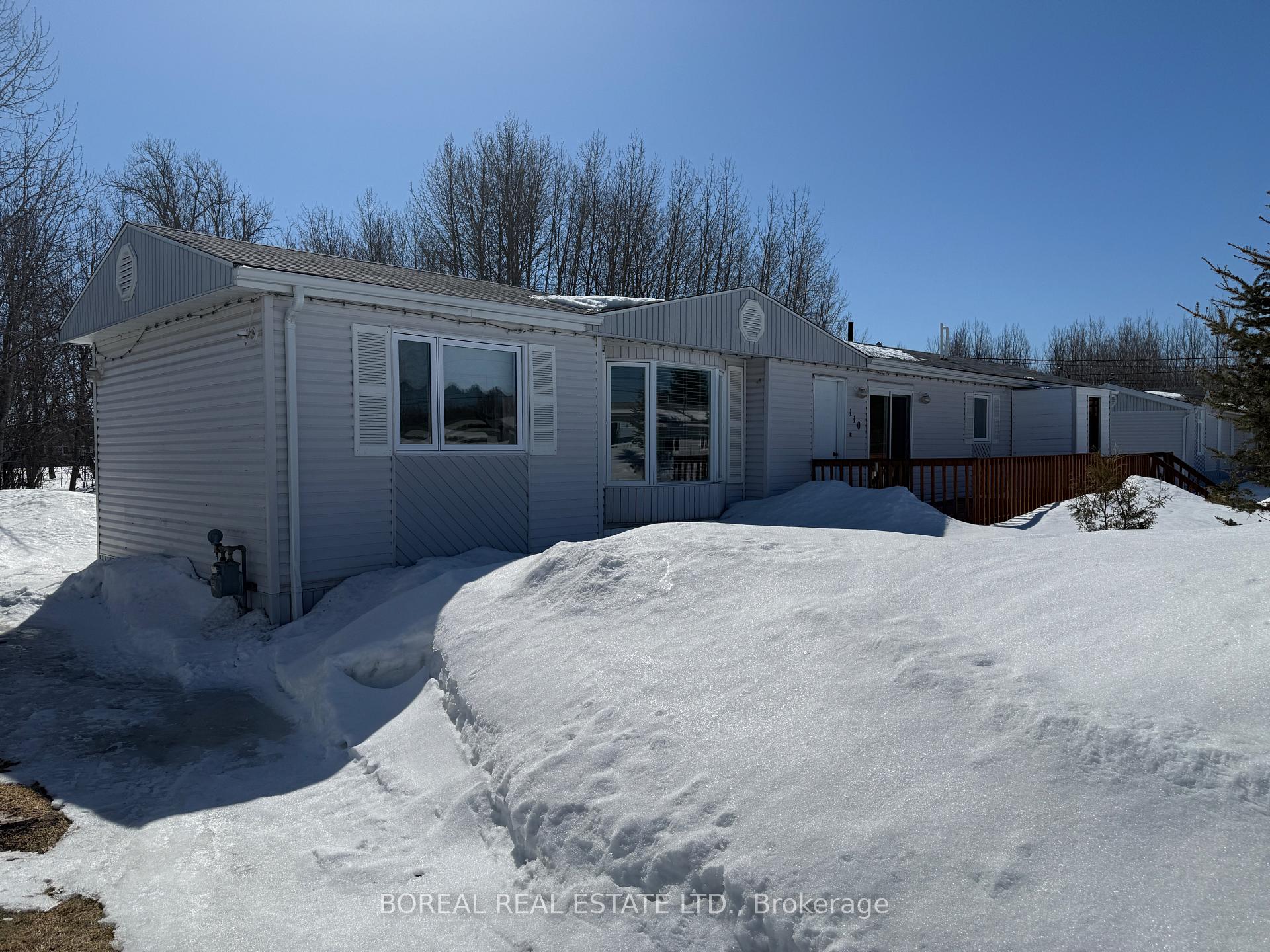 Photo 3 of 110 Parkwood Avenue, Cochrane — HOMEH