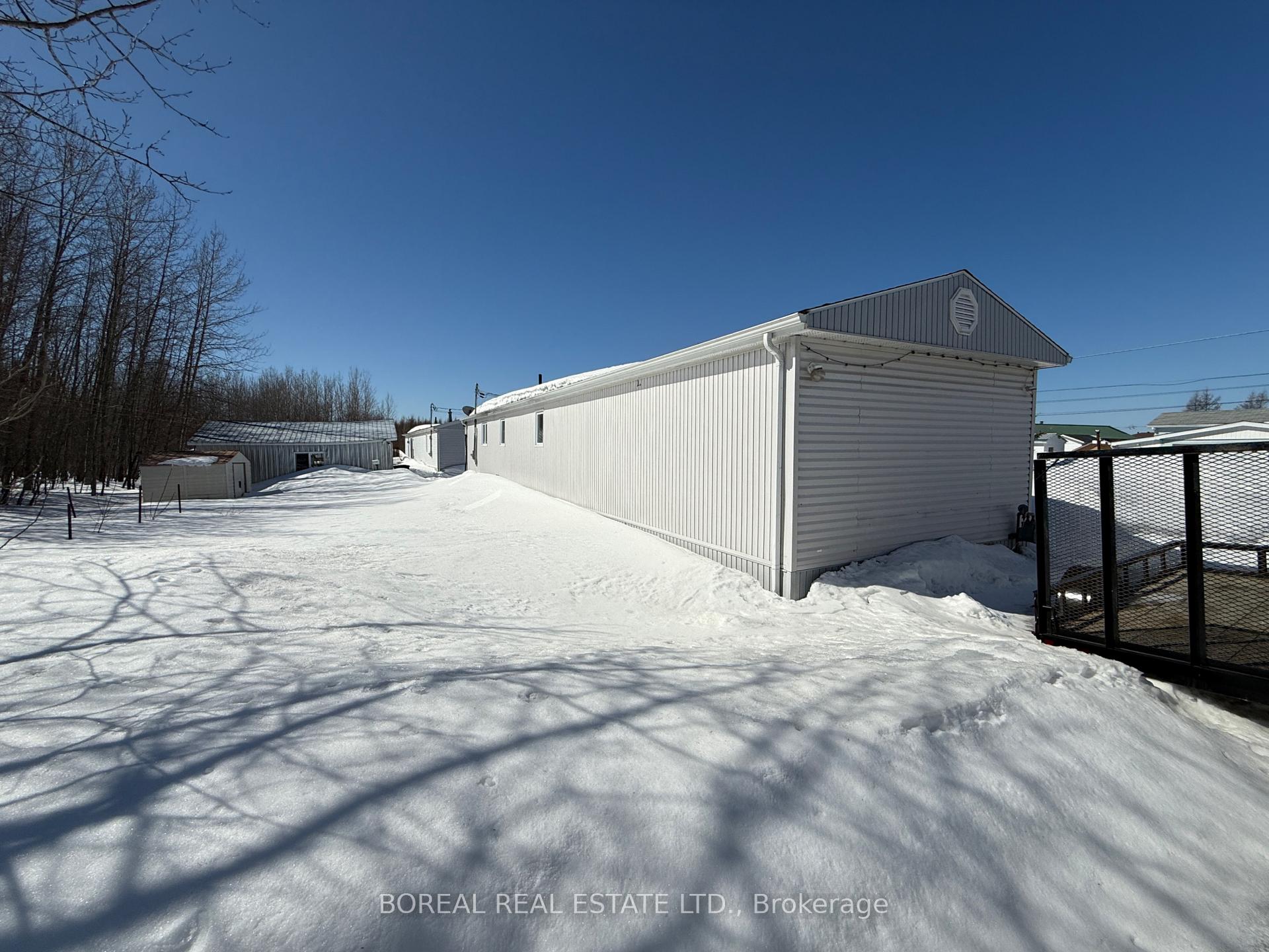 Photo 4 of 110 Parkwood Avenue, Cochrane — HOMEH