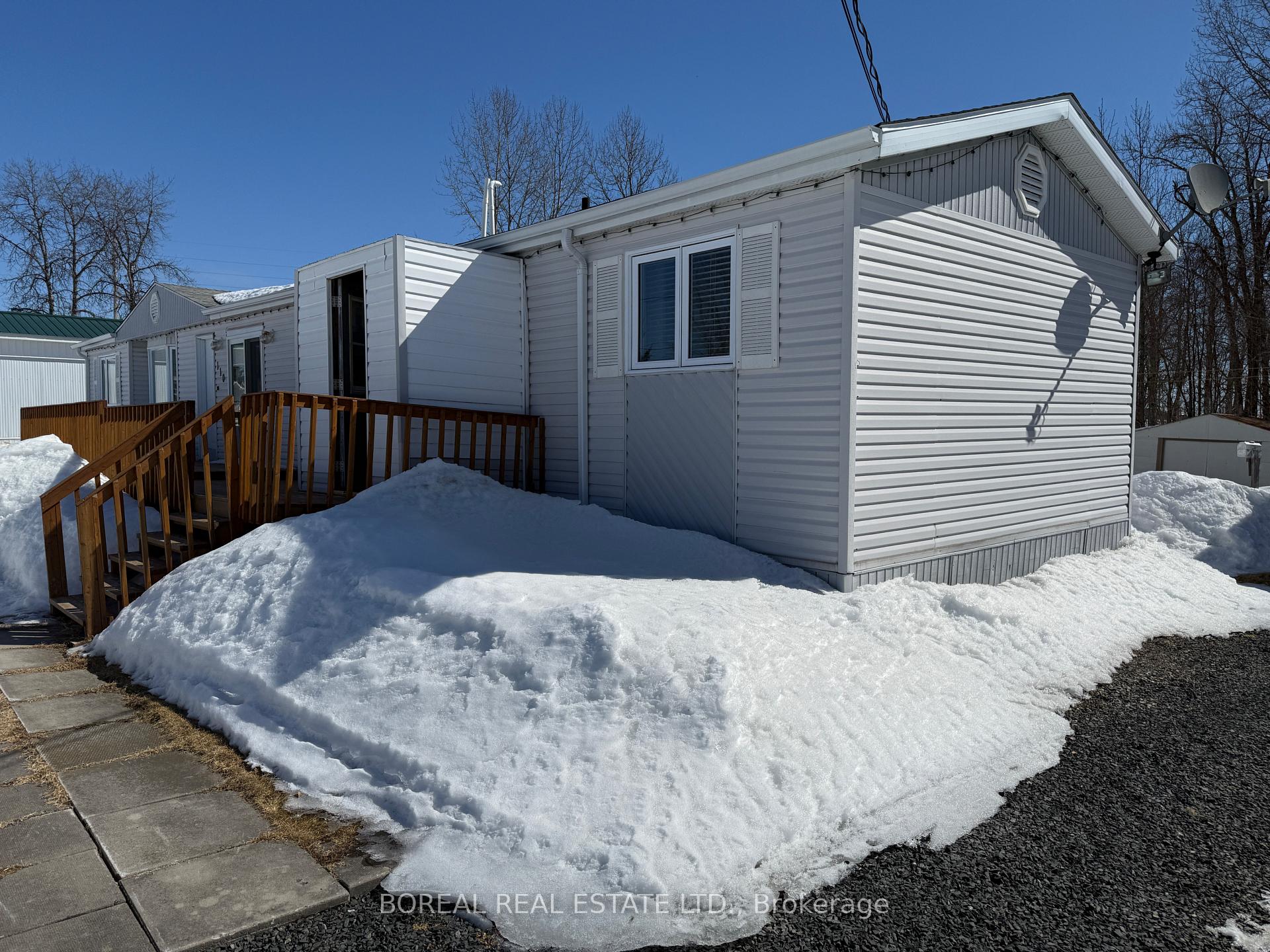 Photo 5 of 110 Parkwood Avenue, Cochrane — HOMEH