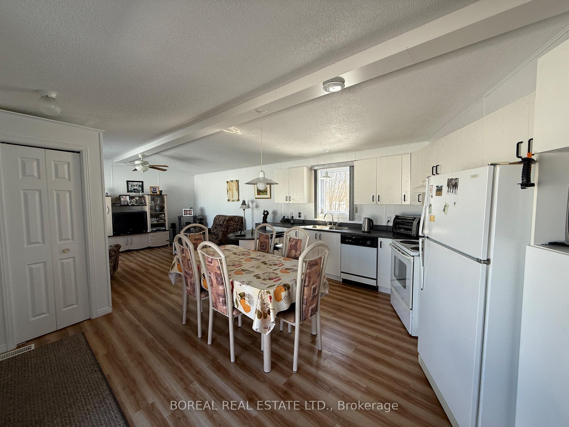 Photo 13 of 110 Parkwood Avenue, Cochrane — HOMEH