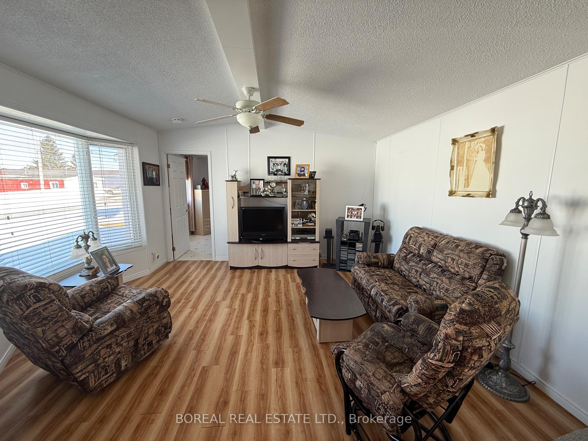 Photo 14 of 110 Parkwood Avenue, Cochrane — HOMEH