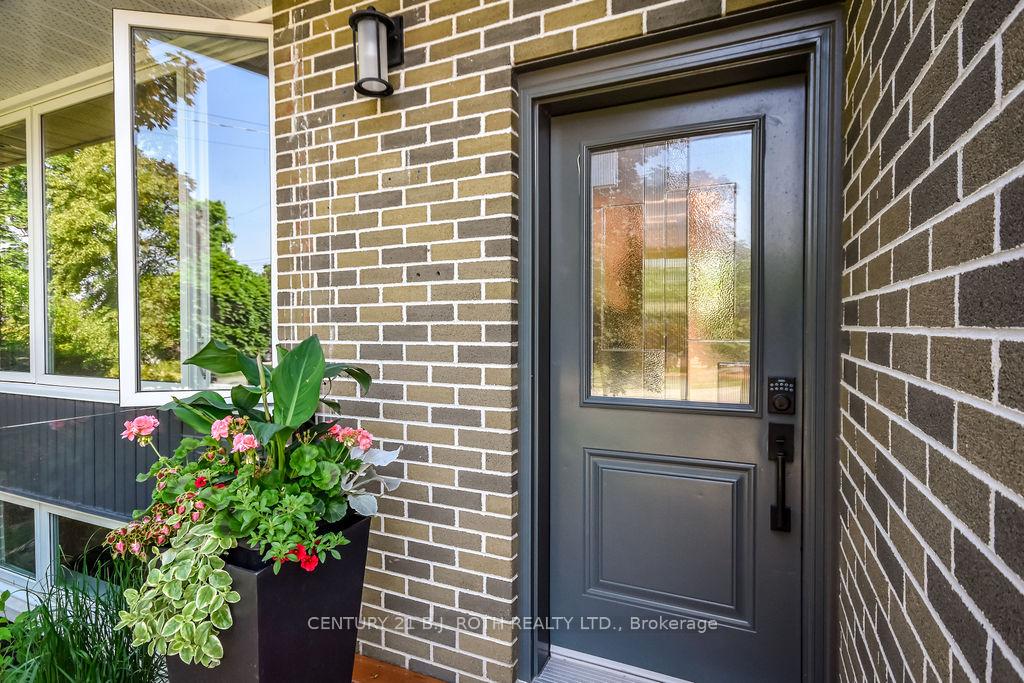 Photo 3 of 58 Marion Crescent, Barrie, Wellington — HOMEH