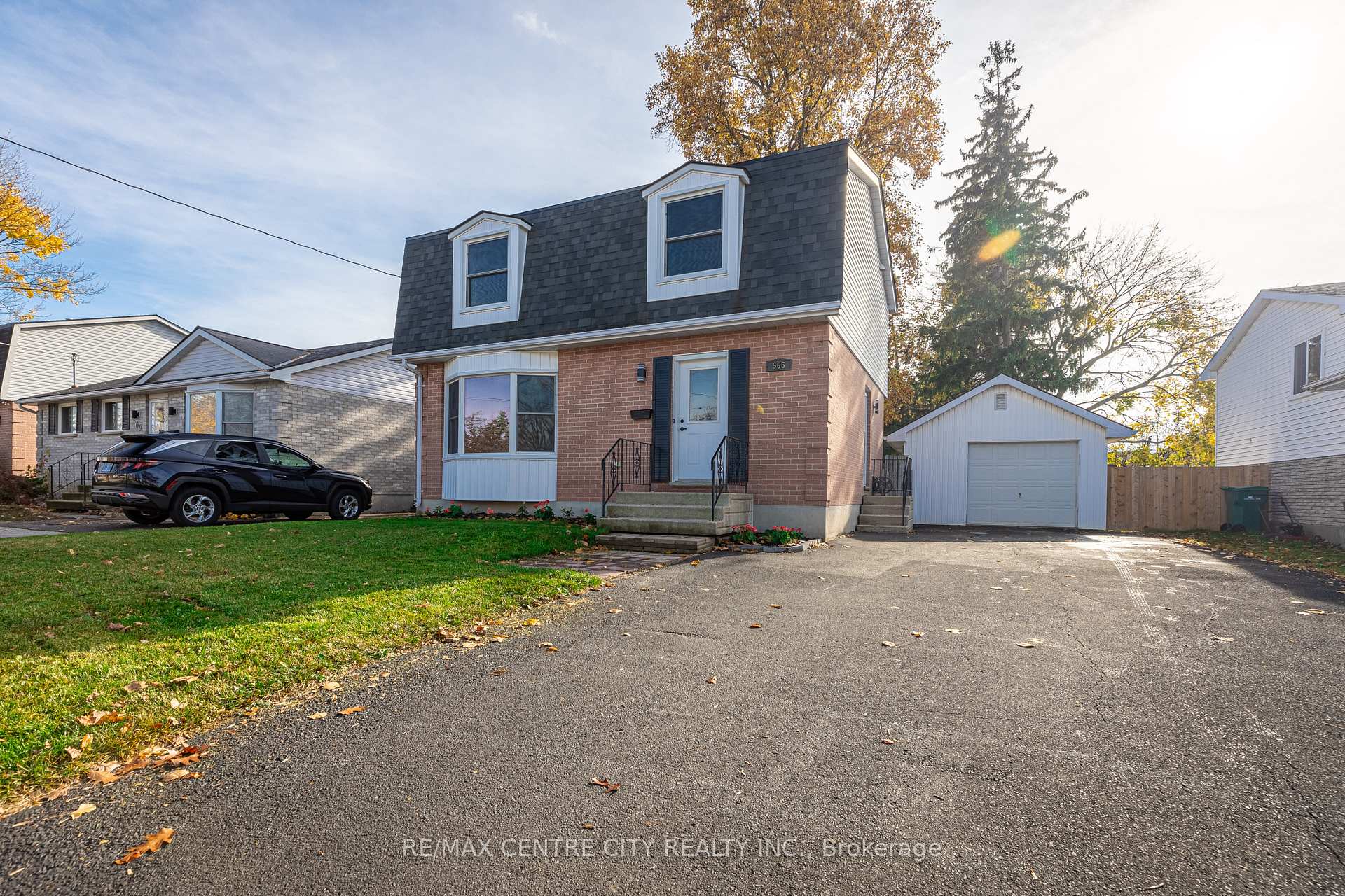 Photo 2 of 565 Elm Street, St. Thomas — HOMEH