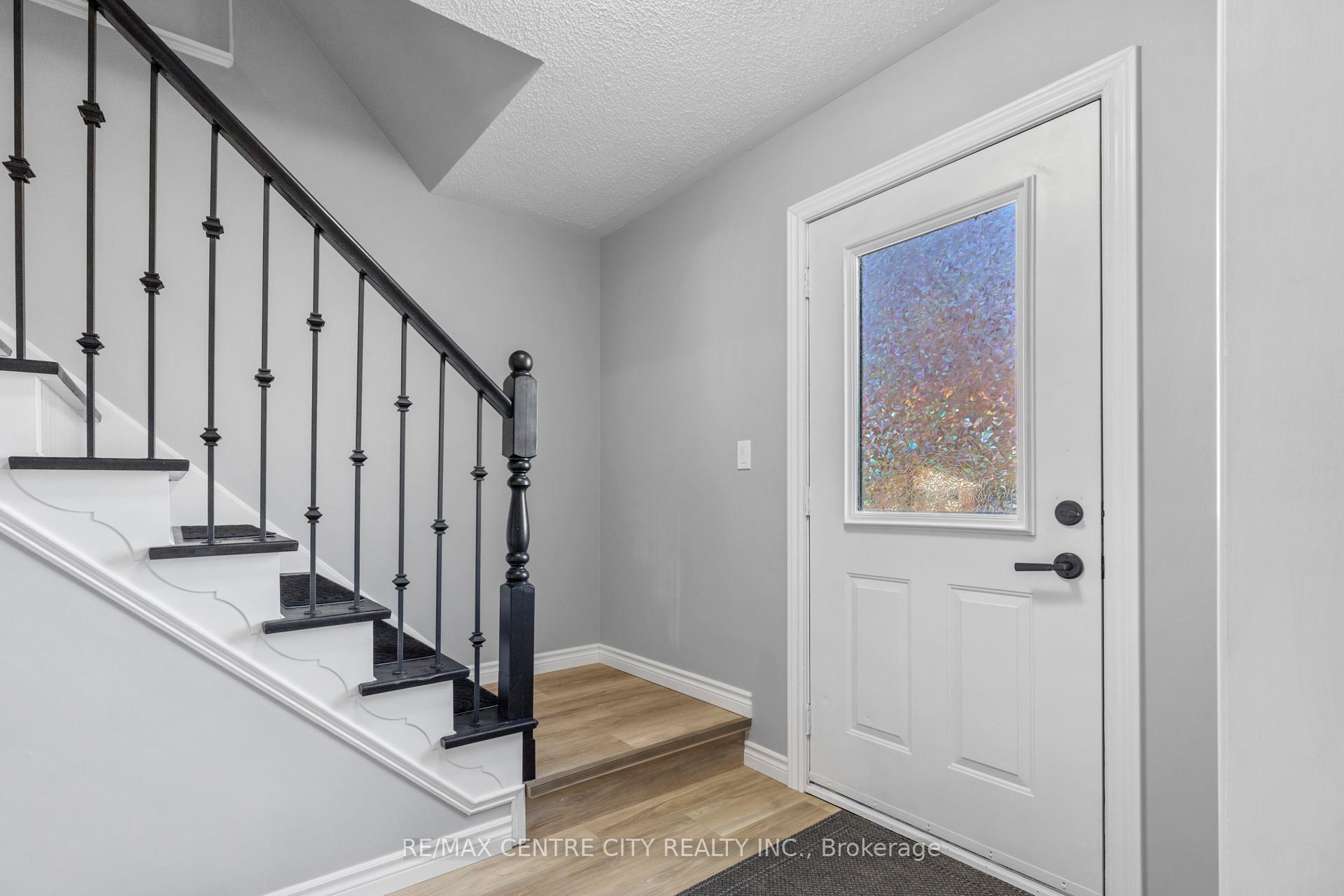 Photo 3 of 565 Elm Street, St. Thomas — HOMEH
