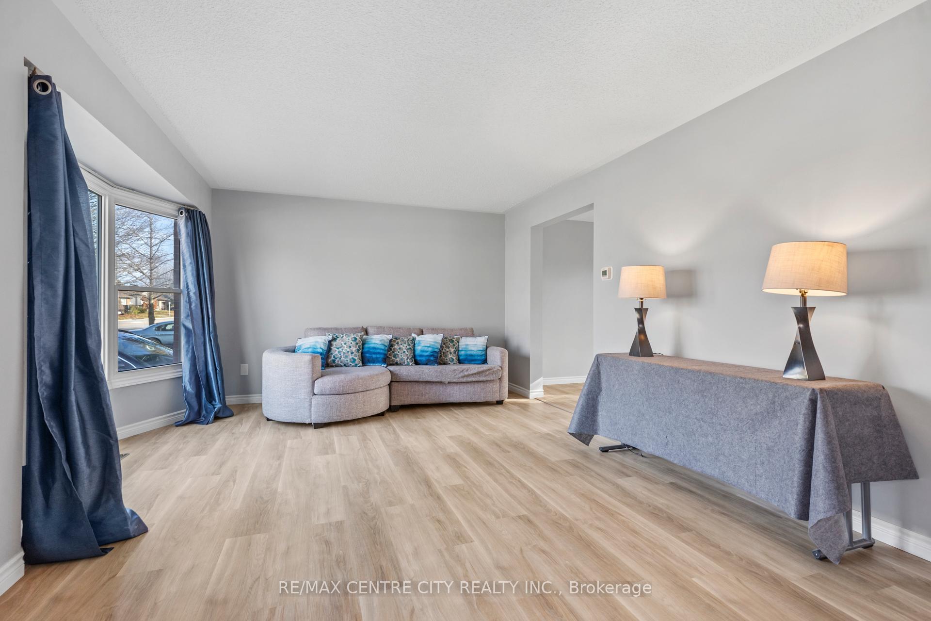 Photo 5 of 565 Elm Street, St. Thomas — HOMEH
