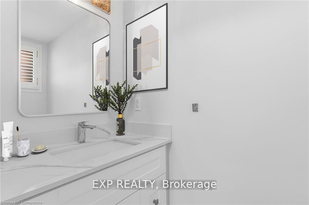 Photo 10 of 19 Driftwood Place, Hamilton, Stoney Creek Mountain — HOMEH