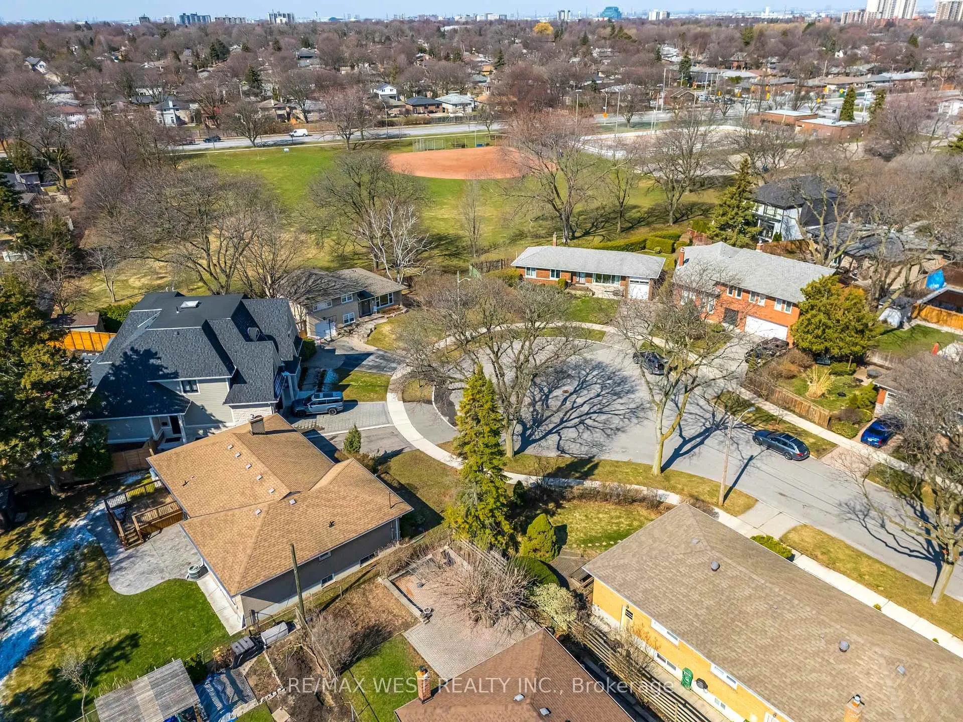 Photo 2 of 6 Prentice Court, Etobicoke, Willowridge-Martingrove-Richview — HOMEH