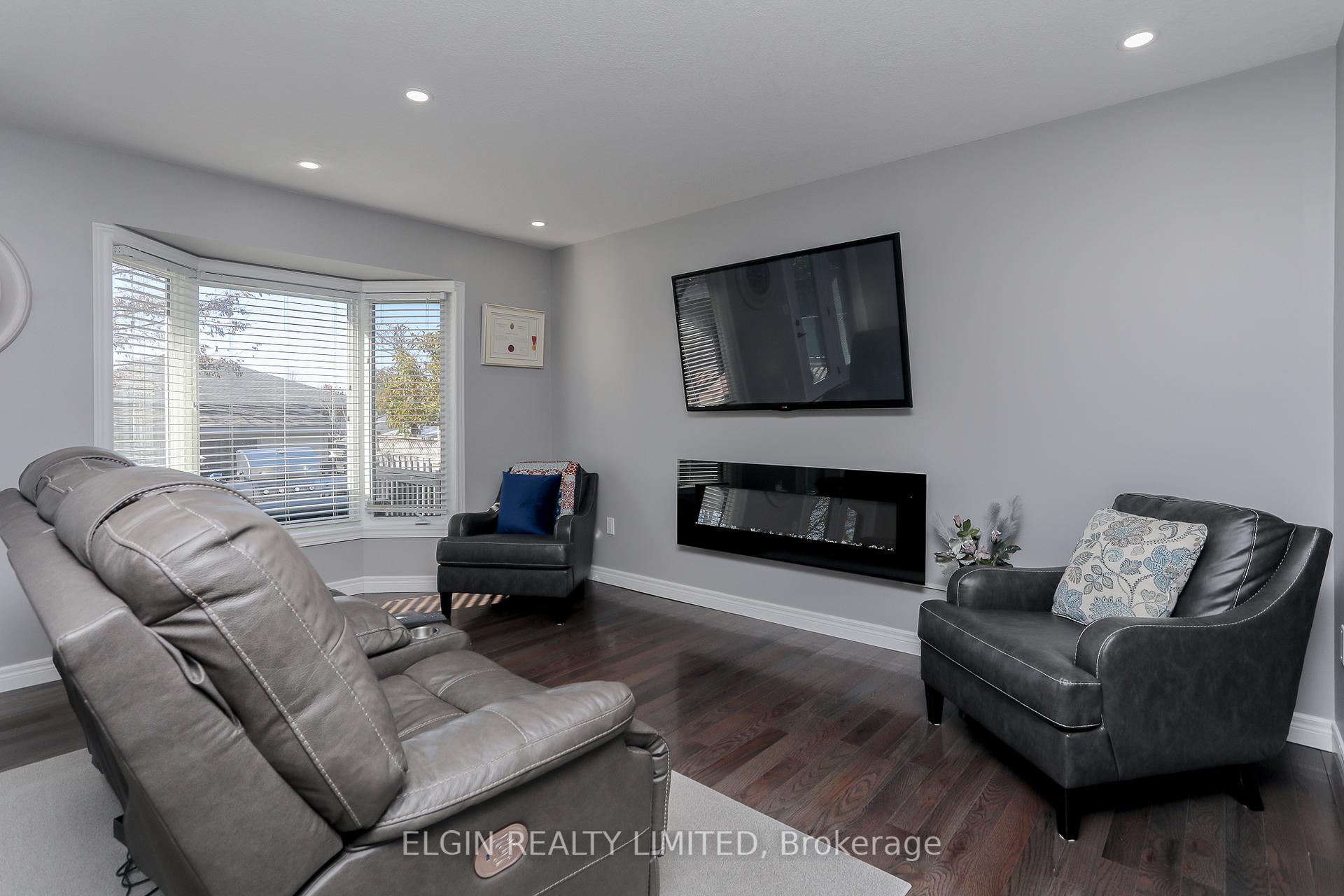 Photo 7 of 22 Cook Crescent, St. Thomas — HOMEH