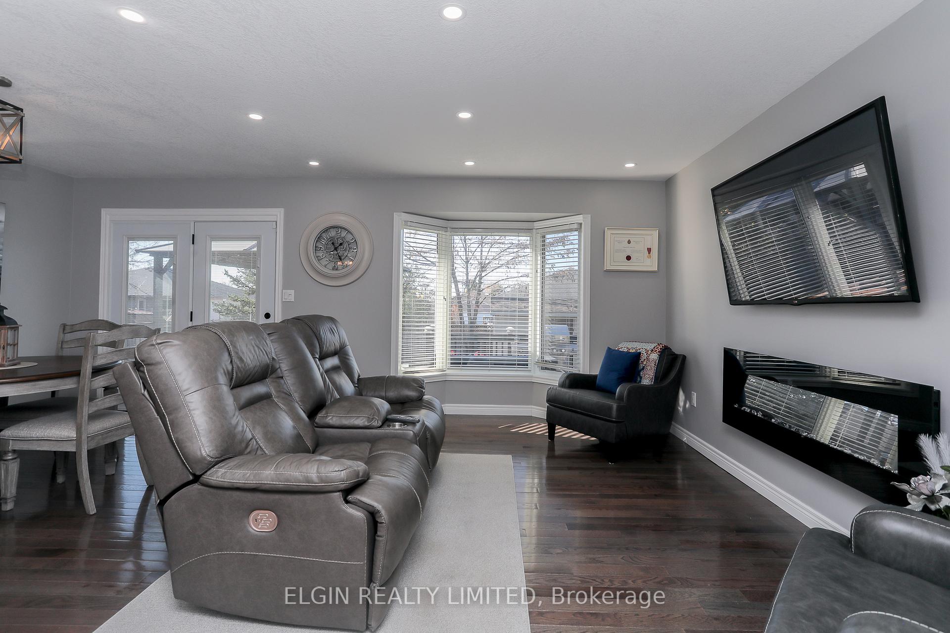 Photo 8 of 22 Cook Crescent, St. Thomas — HOMEH