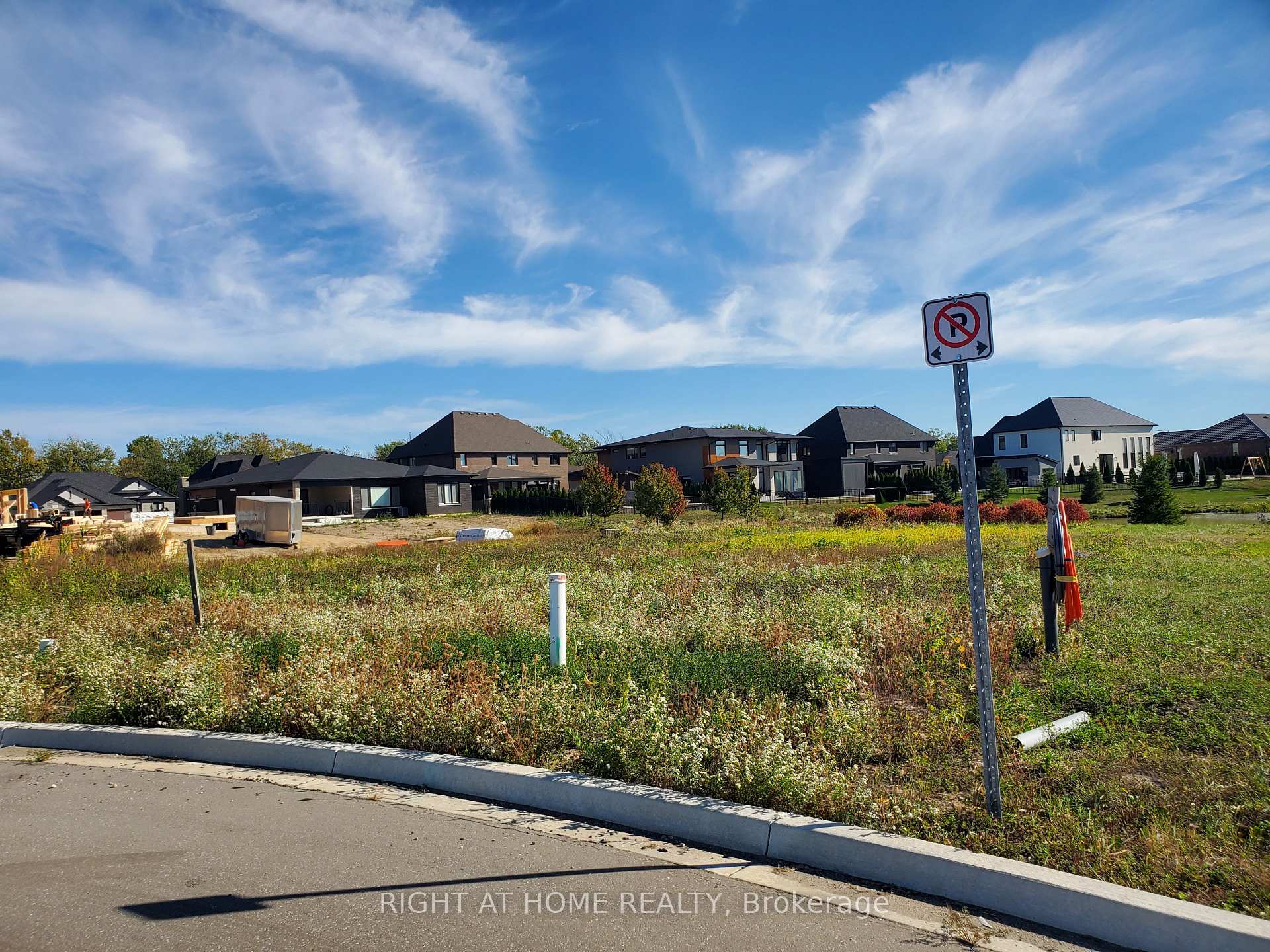 Photo 2 of 4 Desert Springs Crescent, Leamington — HOMEH