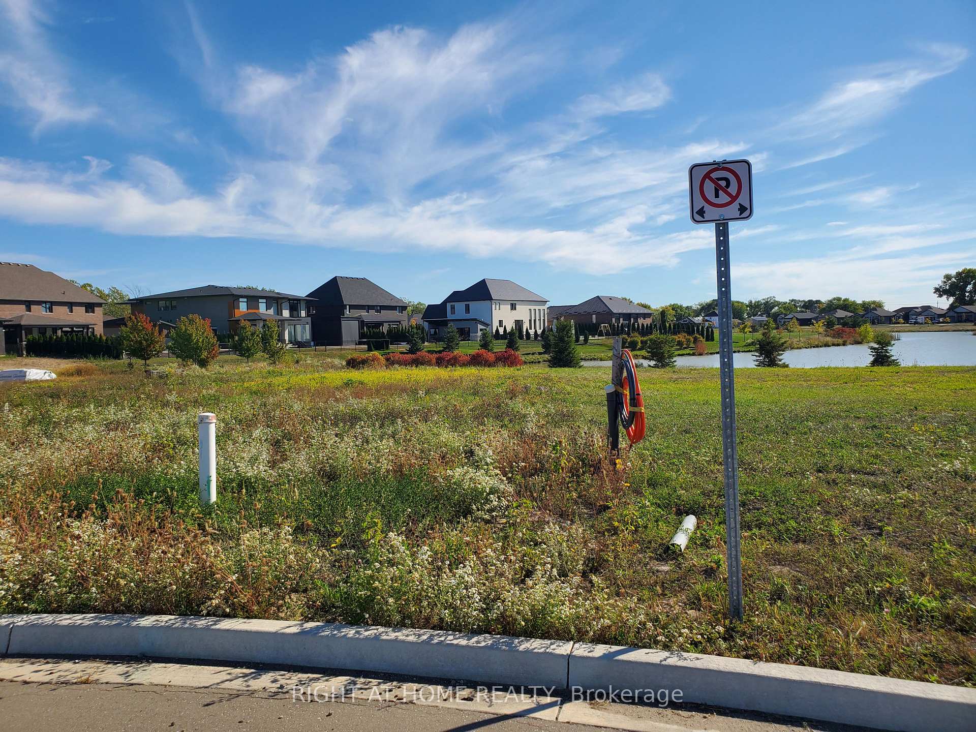 Photo 8 of 4 Desert Springs Crescent, Leamington — HOMEH
