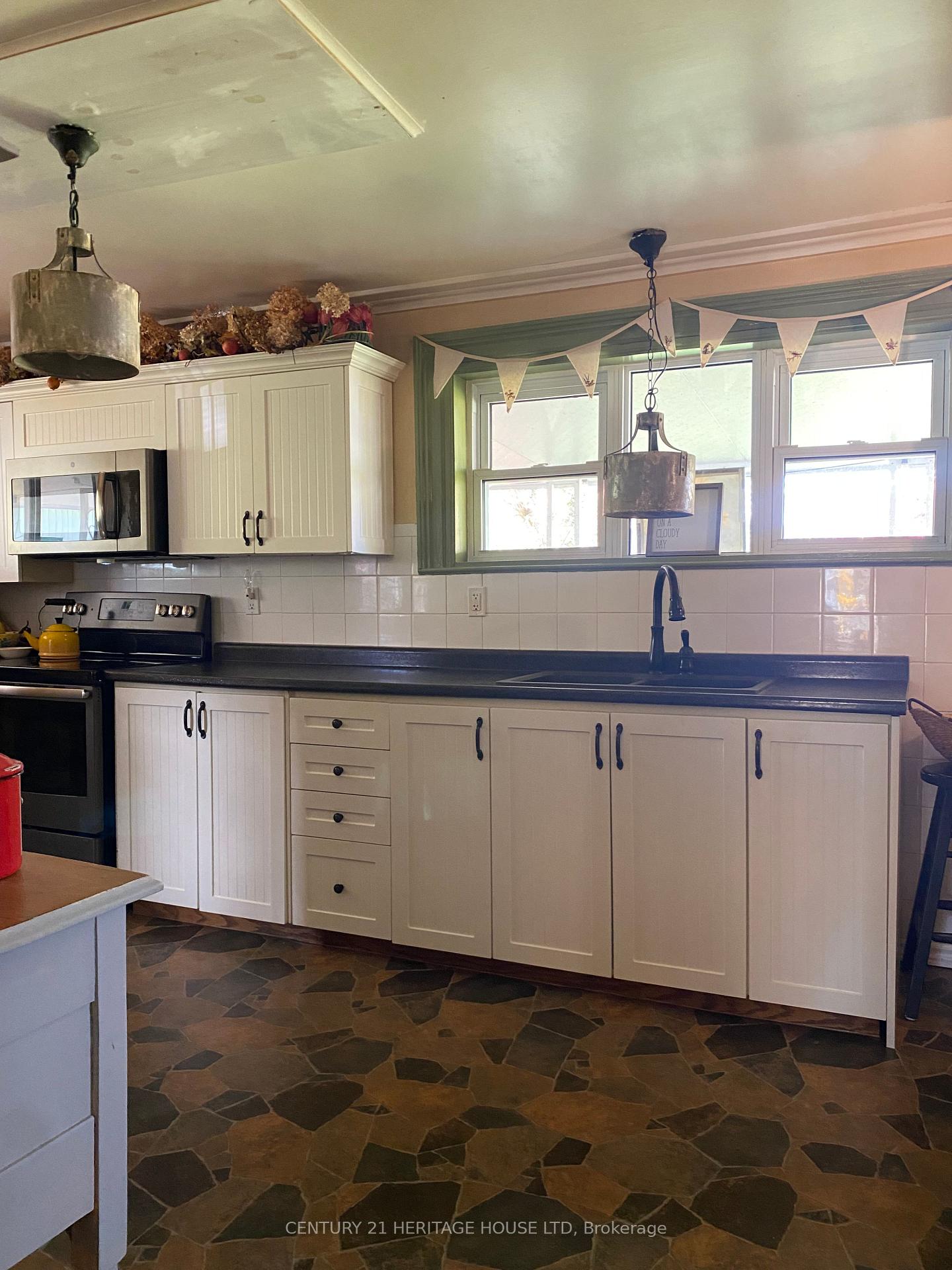 Photo 10 of 78 Forest Avenue, St. Thomas — HOMEH