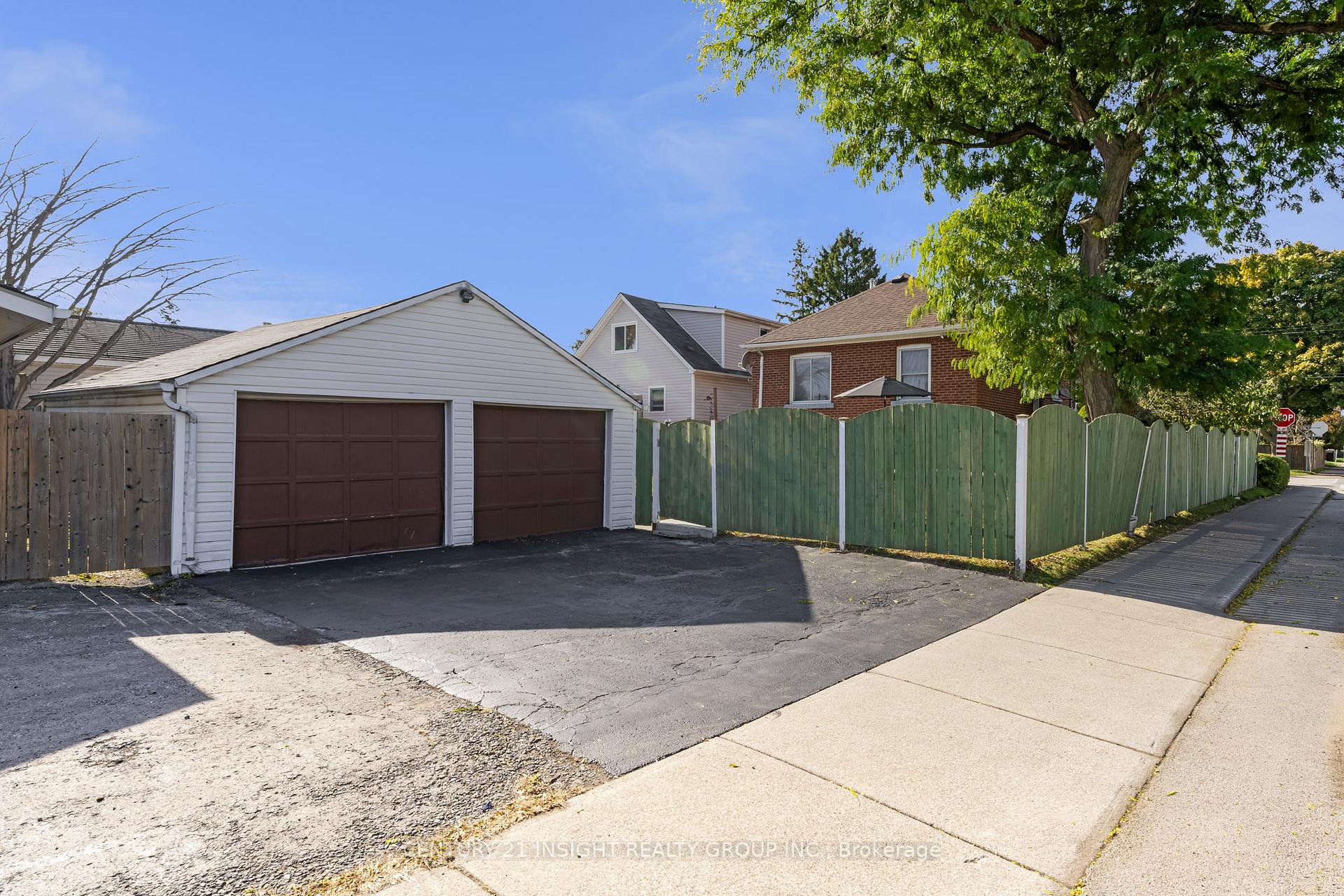 Photo 2 of 155 Walter Avenue S, Hamilton, Glenview — HOMEH