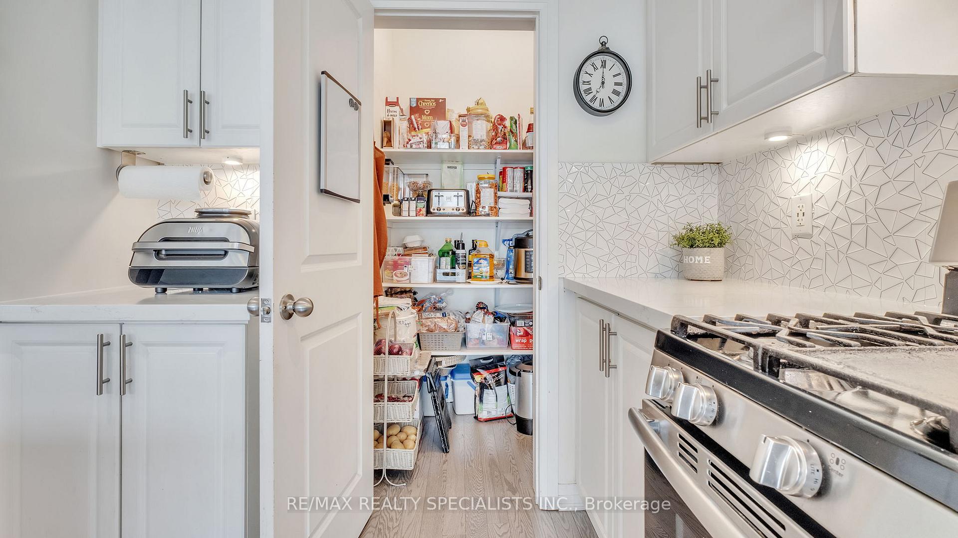 Photo 2 of 39 Larkin Lane, Clarington, Bowmanville — HOMEH
