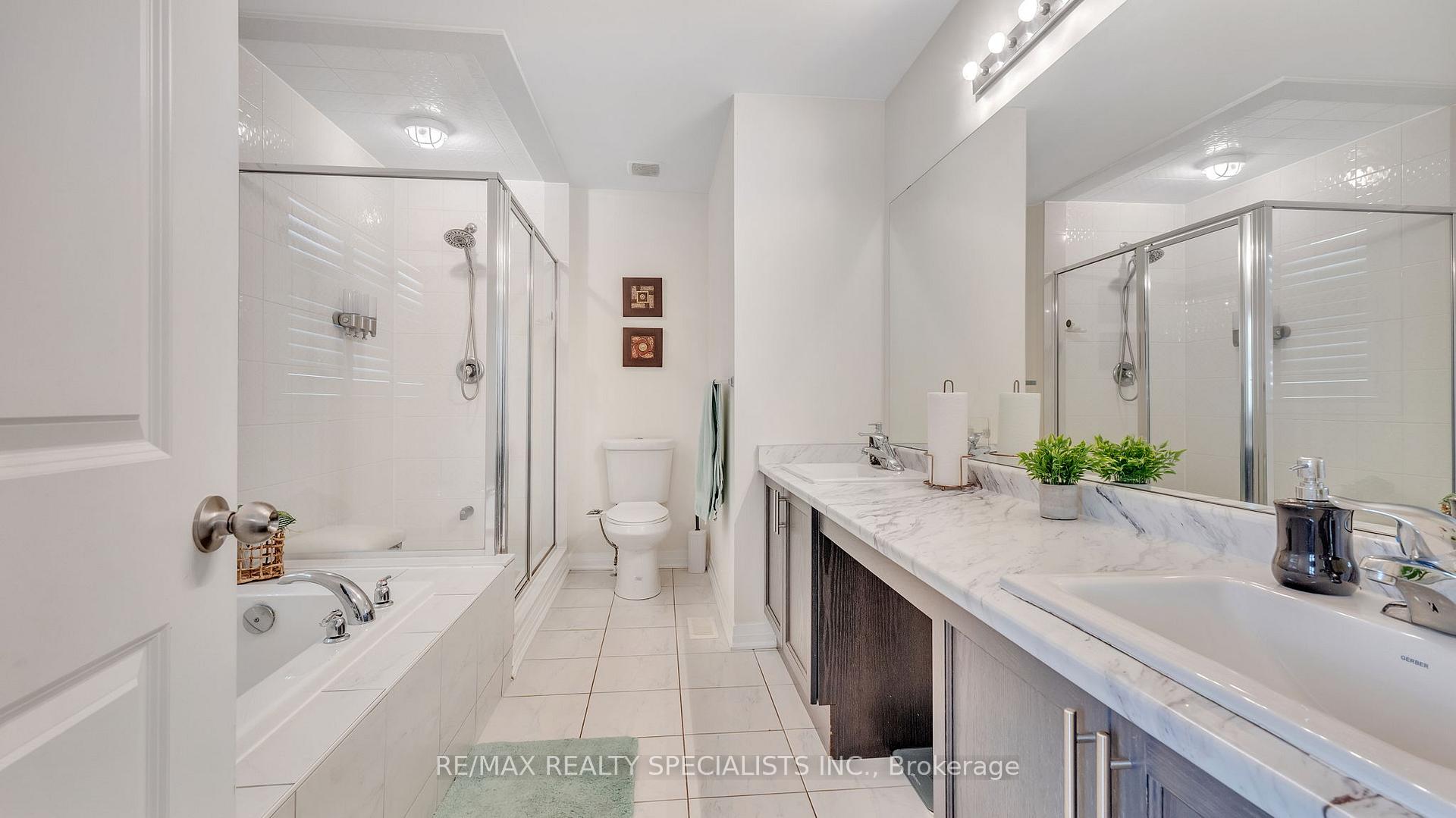 Photo 3 of 39 Larkin Lane, Clarington, Bowmanville — HOMEH