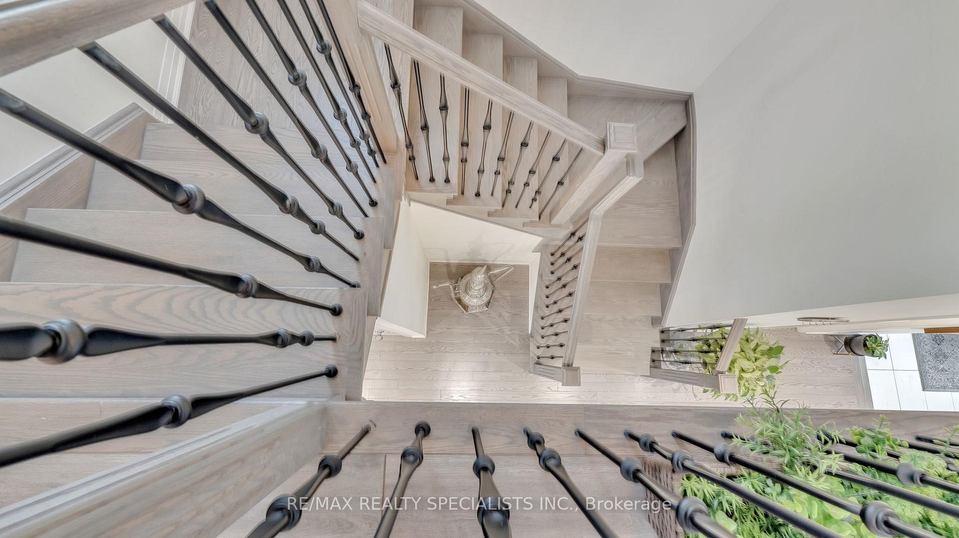 Photo 4 of 39 Larkin Lane, Clarington, Bowmanville — HOMEH