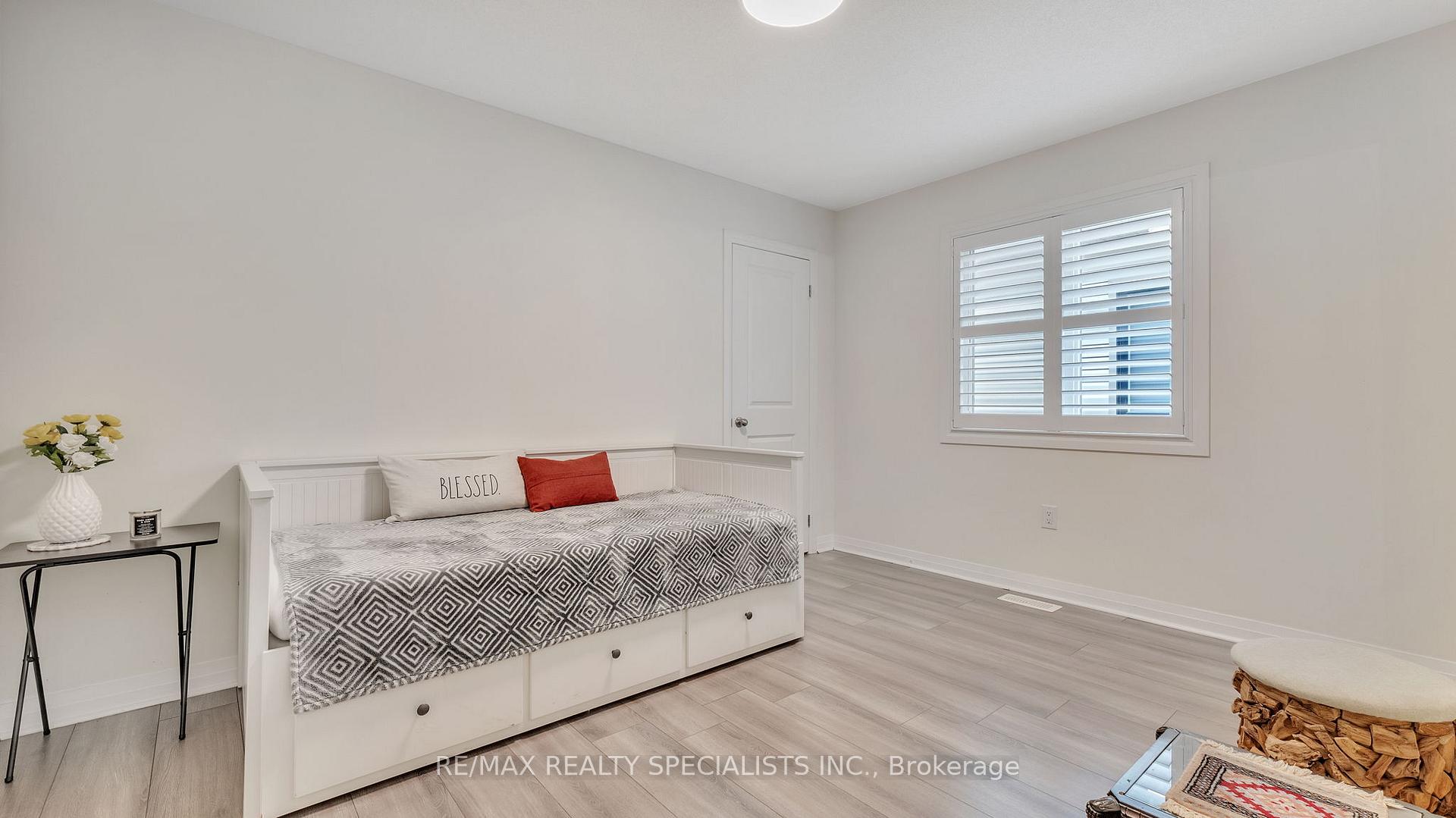 Photo 6 of 39 Larkin Lane, Clarington, Bowmanville — HOMEH