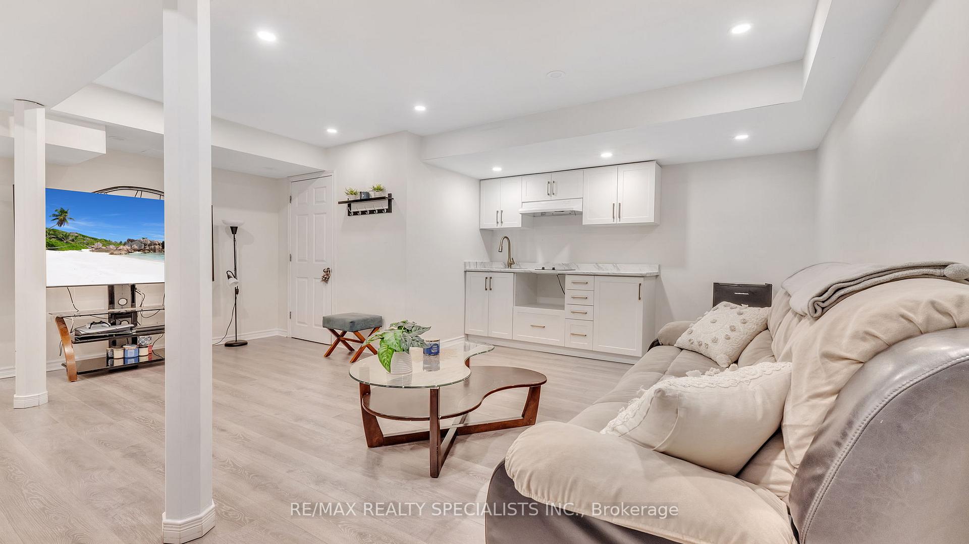 Photo 12 of 39 Larkin Lane, Clarington, Bowmanville — HOMEH