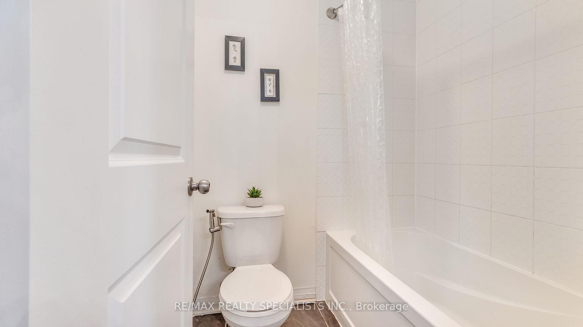 Photo 16 of 39 Larkin Lane, Clarington, Bowmanville — HOMEH