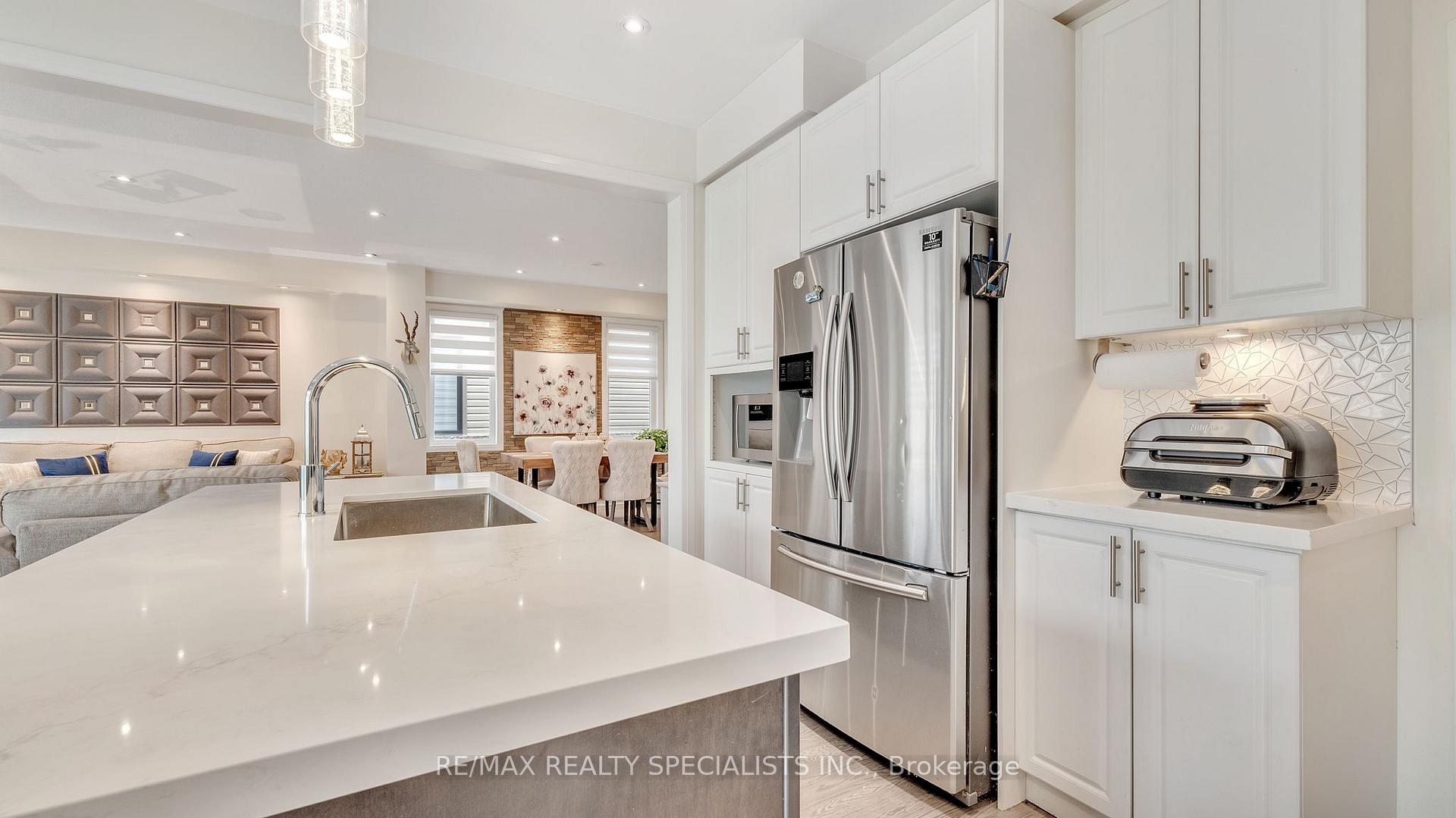 Photo 21 of 39 Larkin Lane, Clarington, Bowmanville — HOMEH