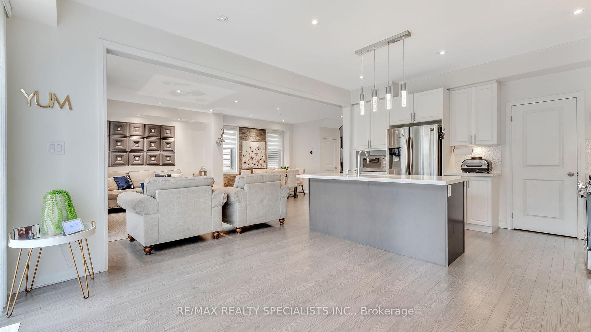Photo 30 of 39 Larkin Lane, Clarington, Bowmanville — HOMEH