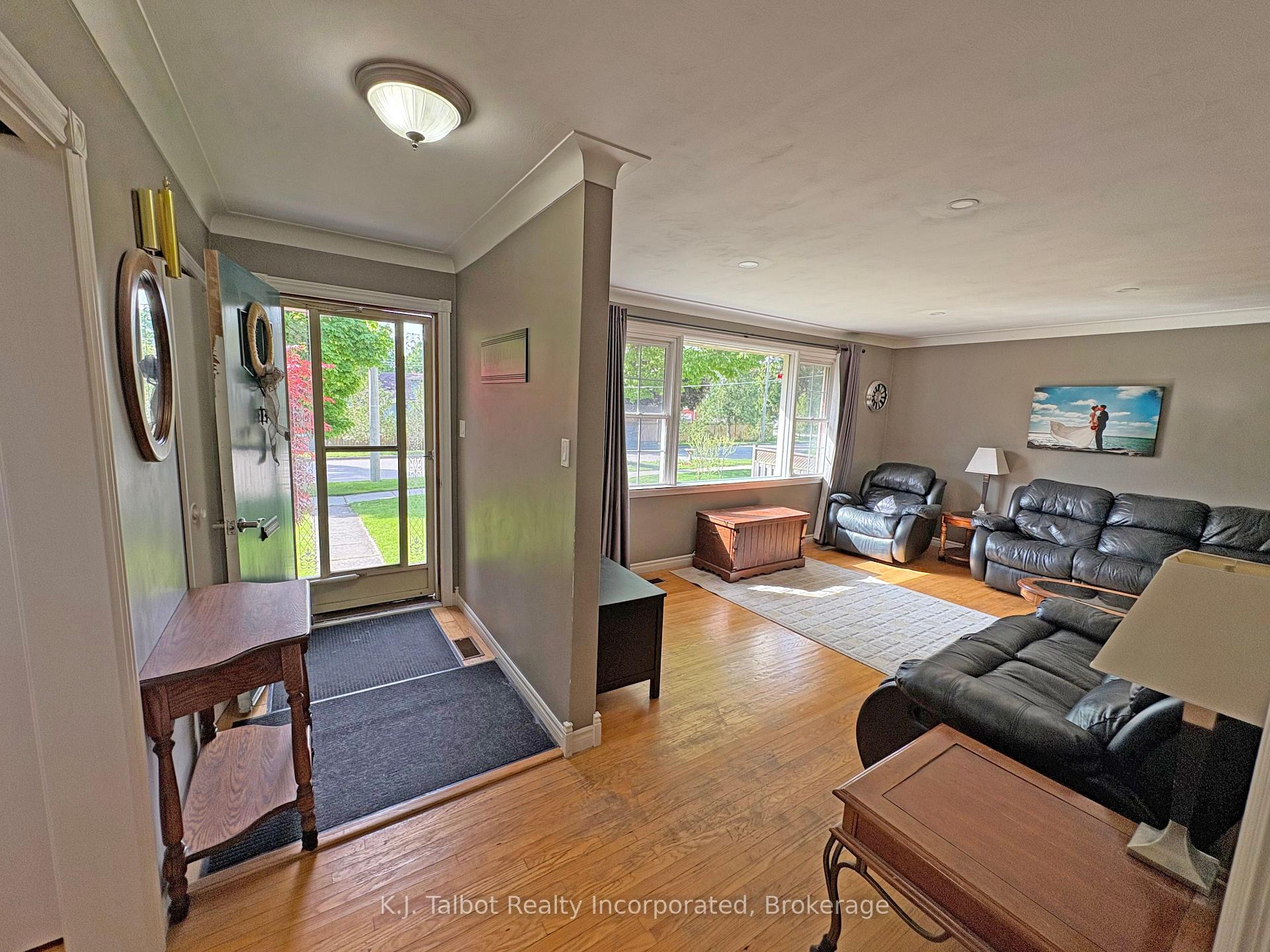 Photo 4 of 35 Napier Street, Goderich, Goderich (Town) — HOMEH