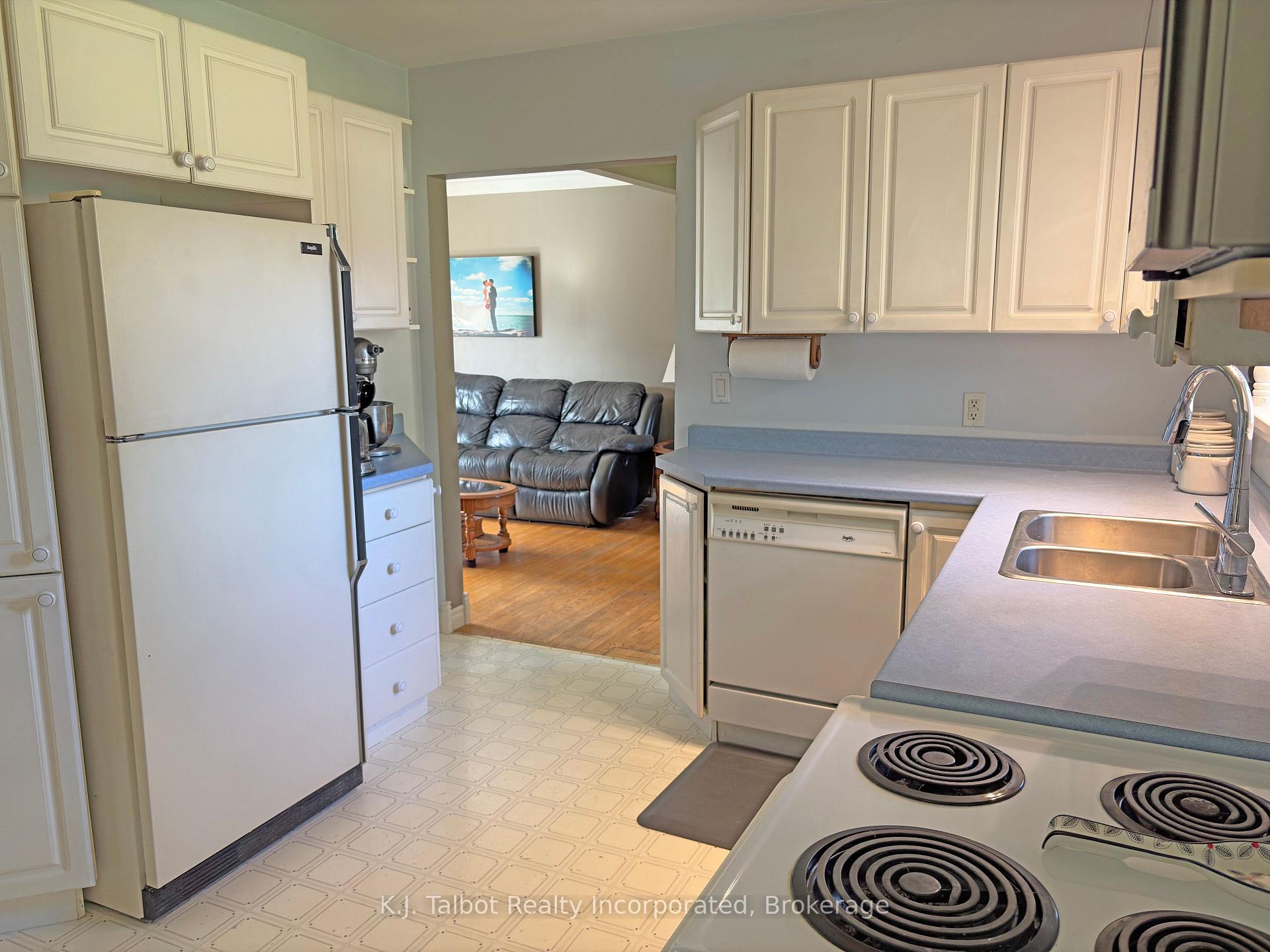 Photo 10 of 35 Napier Street, Goderich, Goderich (Town) — HOMEH