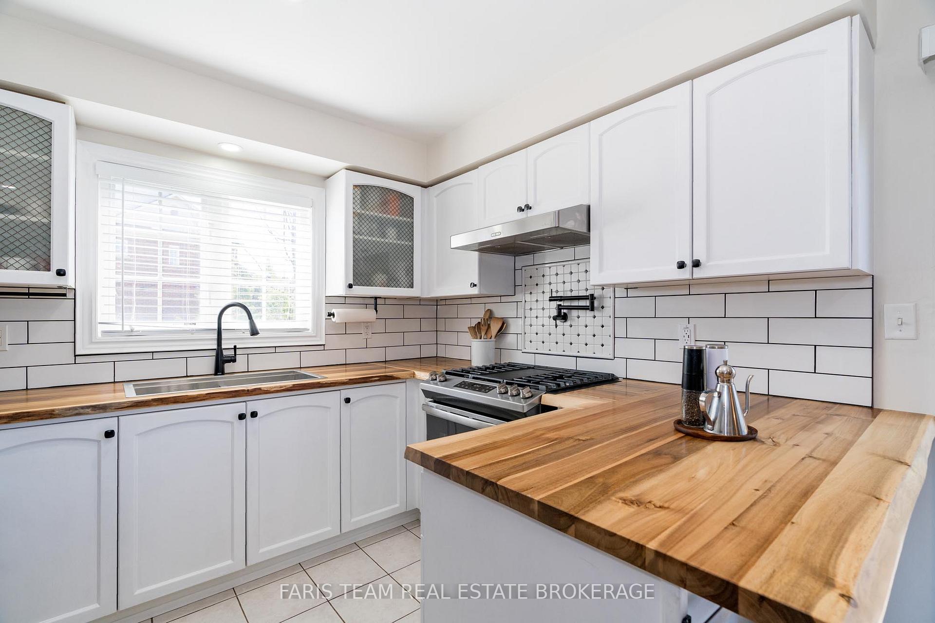 Photo 3 of 58 Counsellor Terrace, Barrie, Innis-Shore — HOMEH