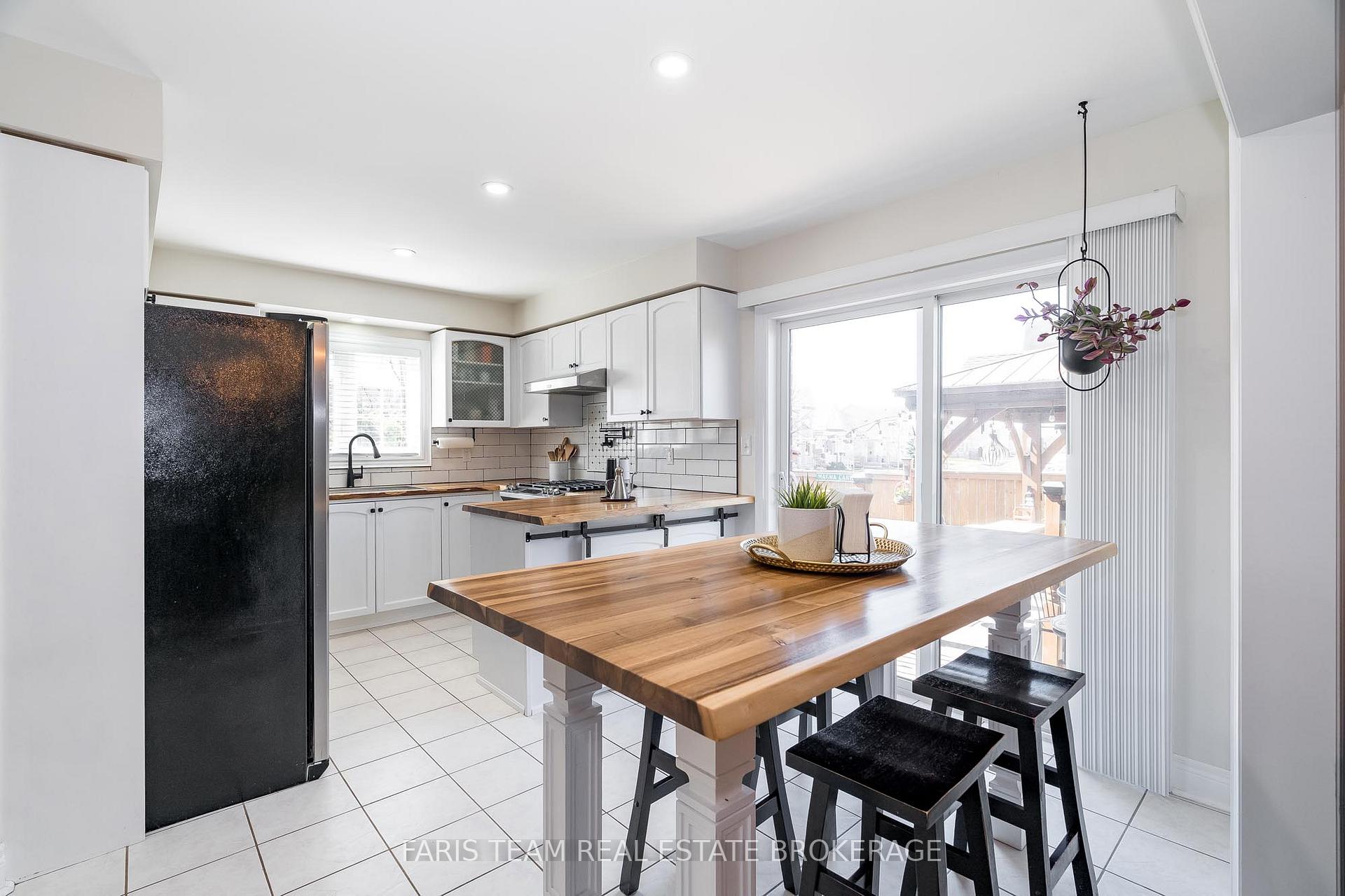 Photo 7 of 58 Counsellor Terrace, Barrie, Innis-Shore — HOMEH