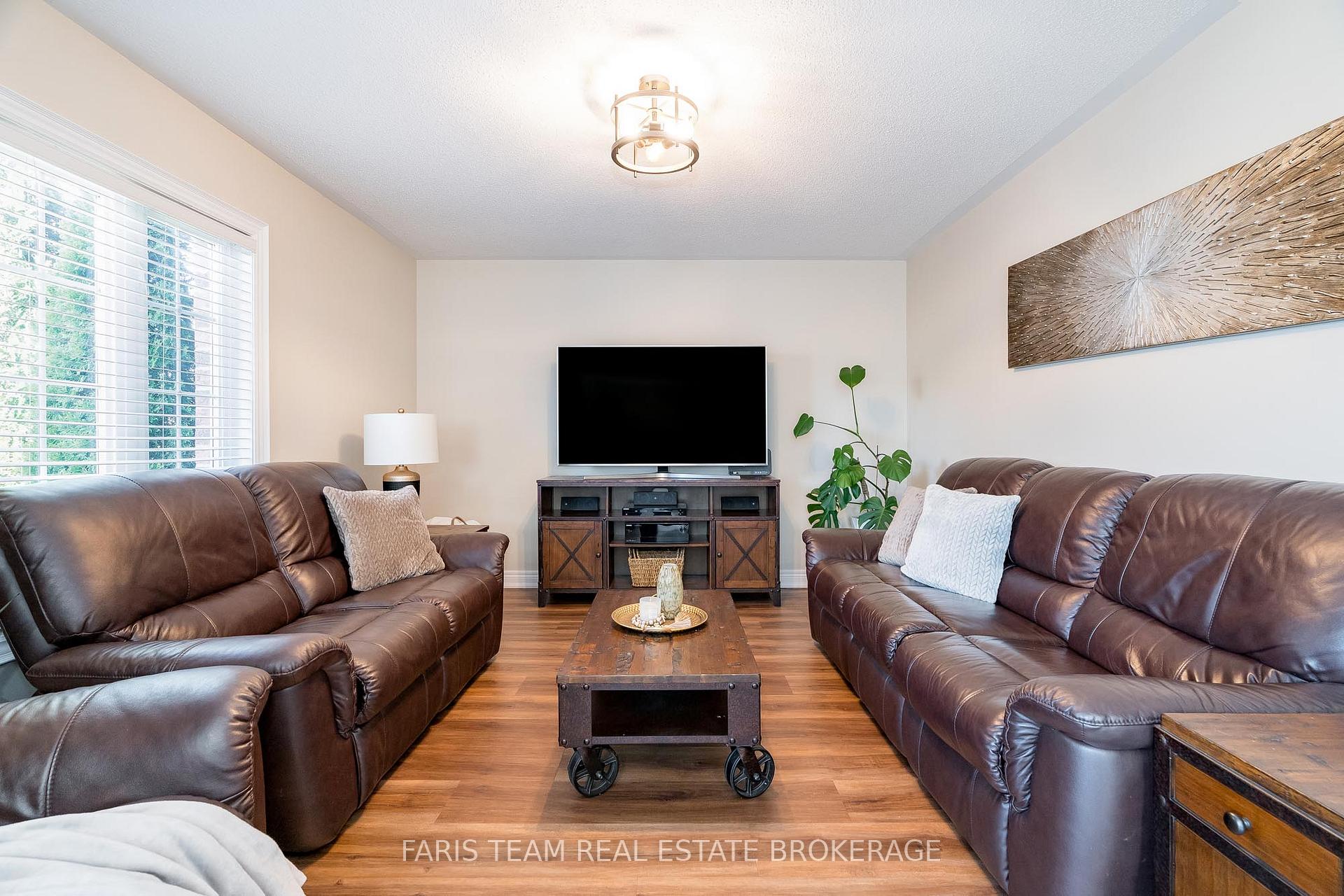 Photo 10 of 58 Counsellor Terrace, Barrie, Innis-Shore — HOMEH