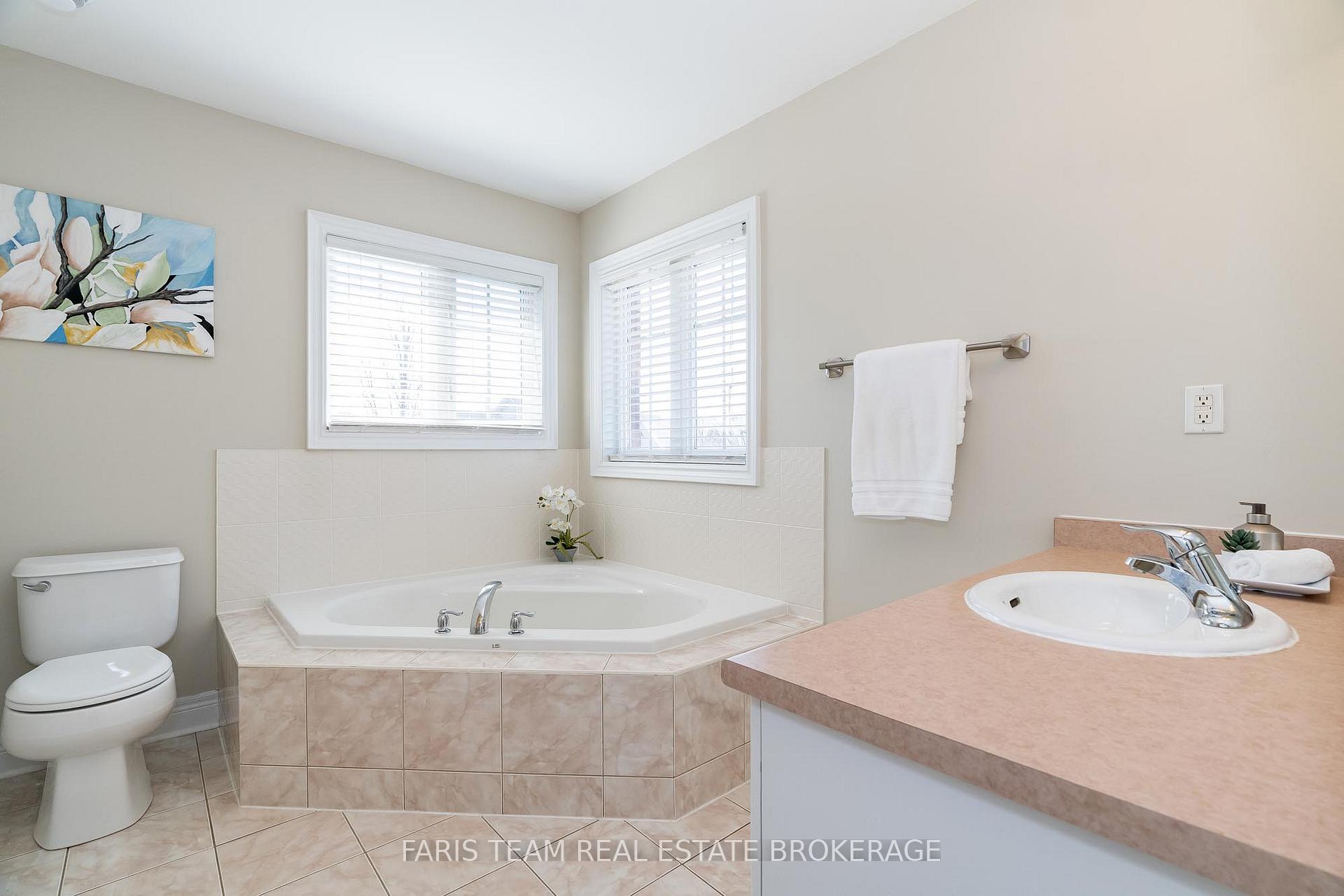 Photo 17 of 58 Counsellor Terrace, Barrie, Innis-Shore — HOMEH
