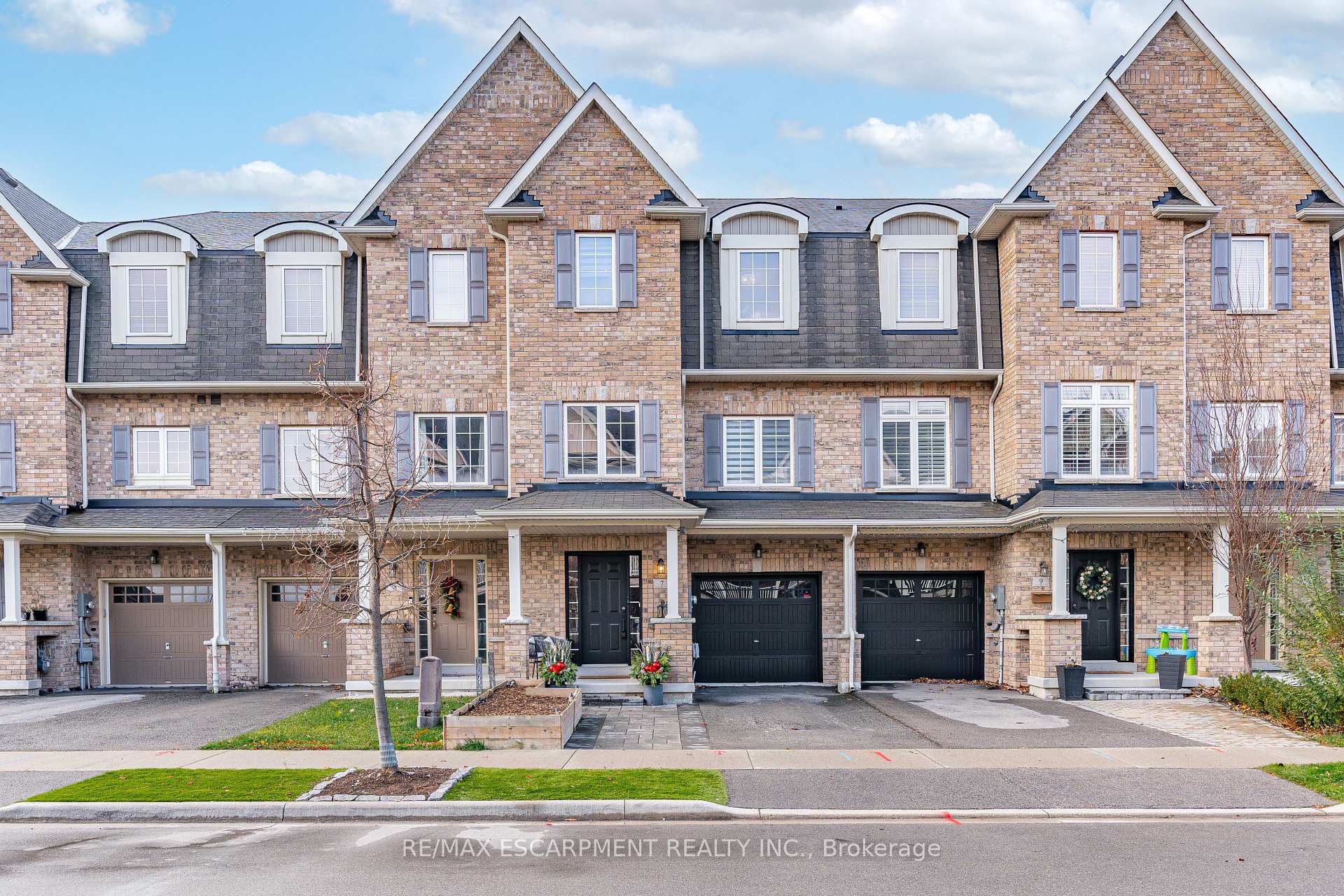 Photo 1 of 7 Savage Drive, Hamilton, Waterdown — HOMEH