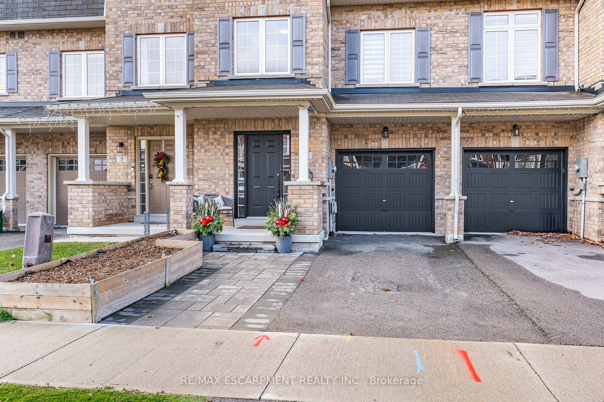 Photo 2 of 7 Savage Drive, Hamilton, Waterdown — HOMEH