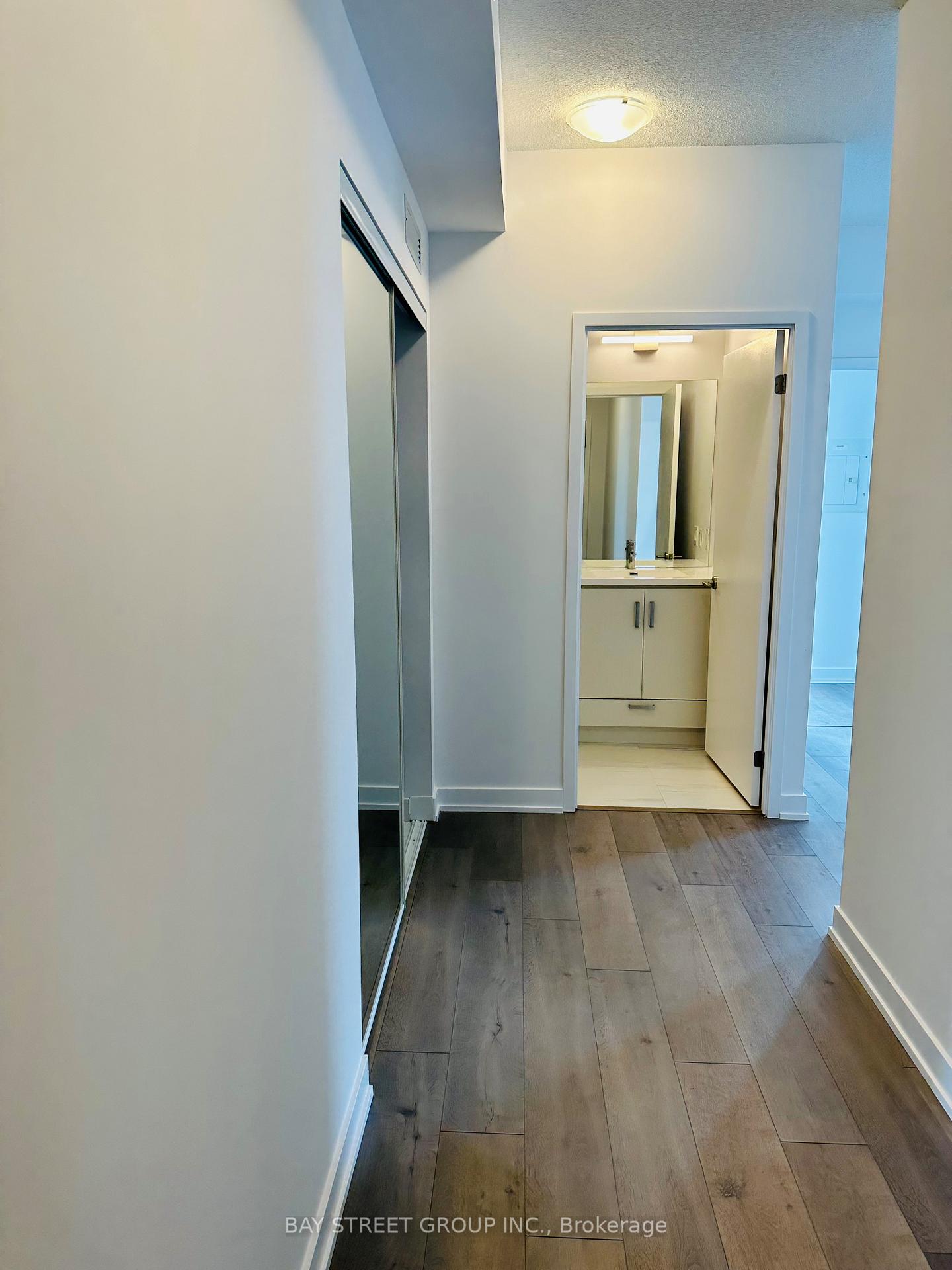 Photo 4 of Unit 905, 38 Honeycrisp Crescent, Vaughan, Vaughan Corporate Centre — HOMEH