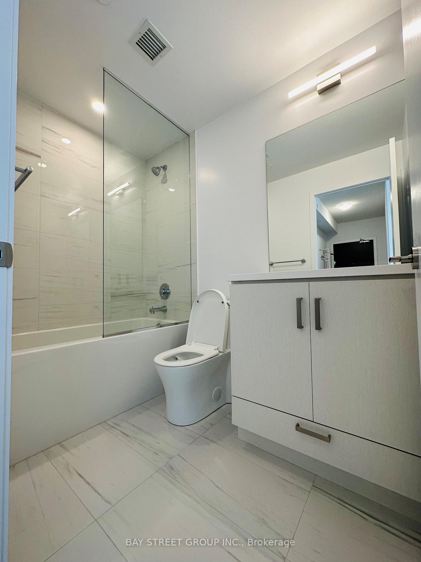 Photo 5 of Unit 905, 38 Honeycrisp Crescent, Vaughan, Vaughan Corporate Centre — HOMEH