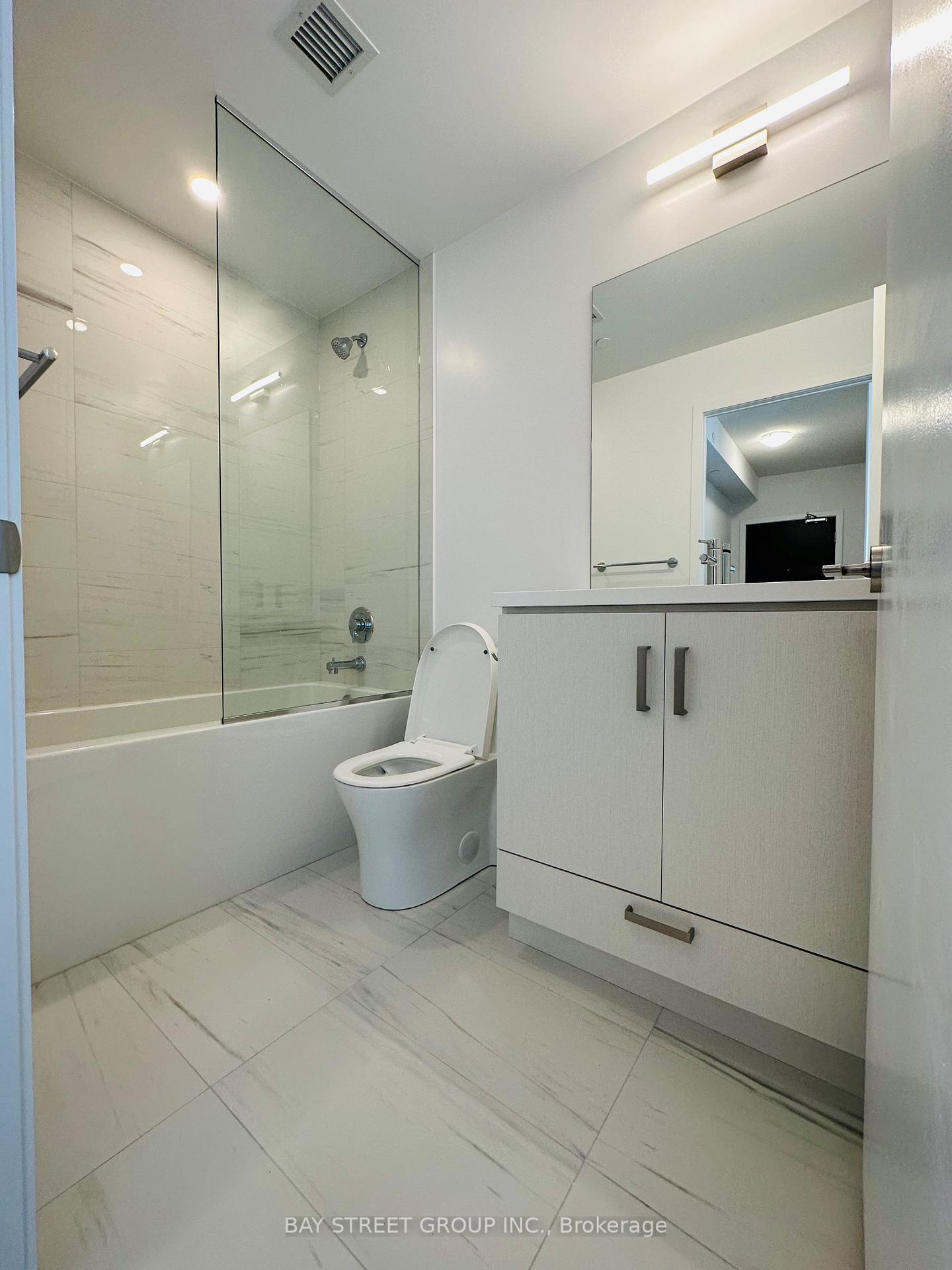 Photo 6 of Unit 905, 38 Honeycrisp Crescent, Vaughan, Vaughan Corporate Centre — HOMEH
