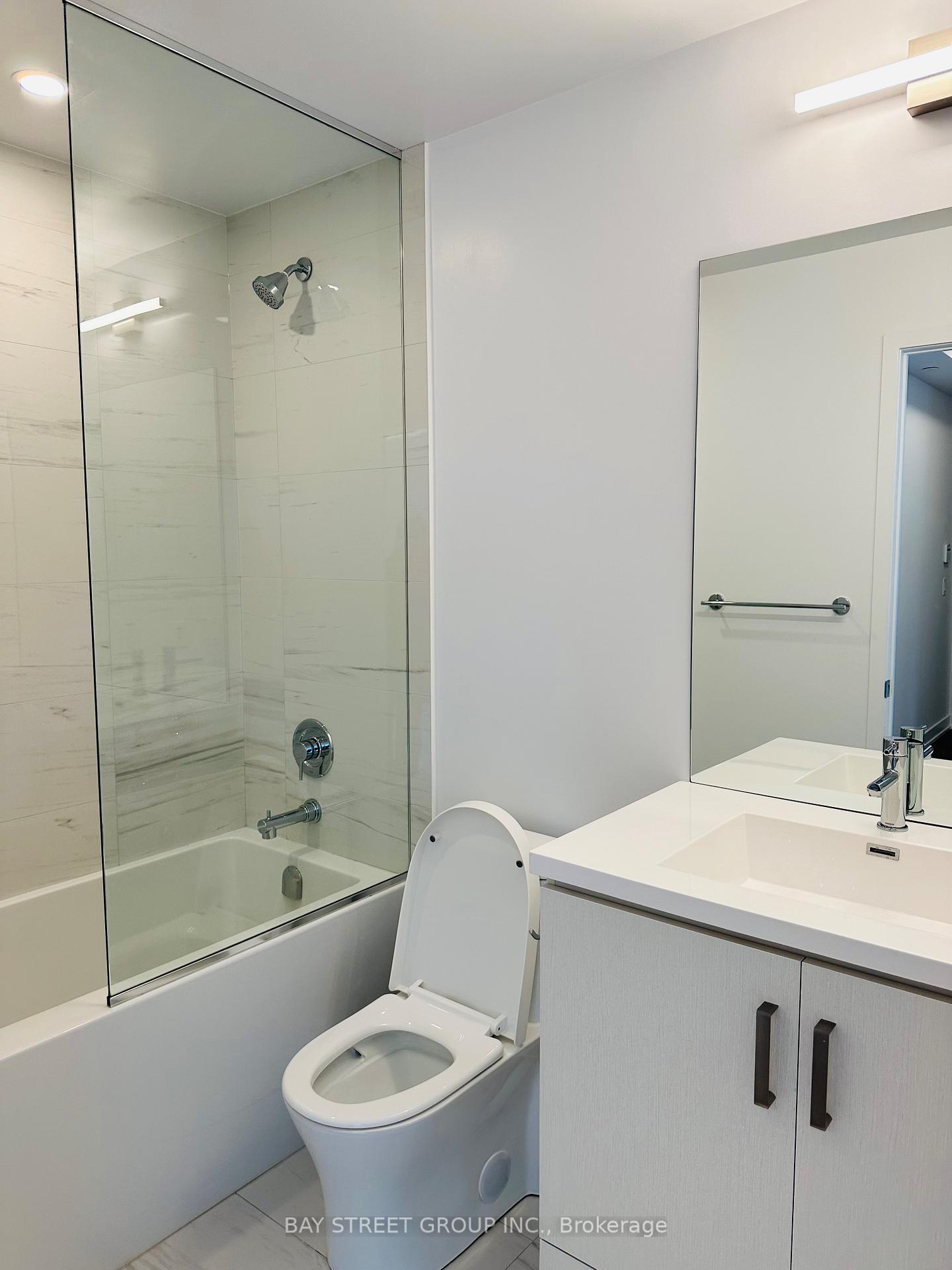Photo 7 of Unit 905, 38 Honeycrisp Crescent, Vaughan, Vaughan Corporate Centre — HOMEH