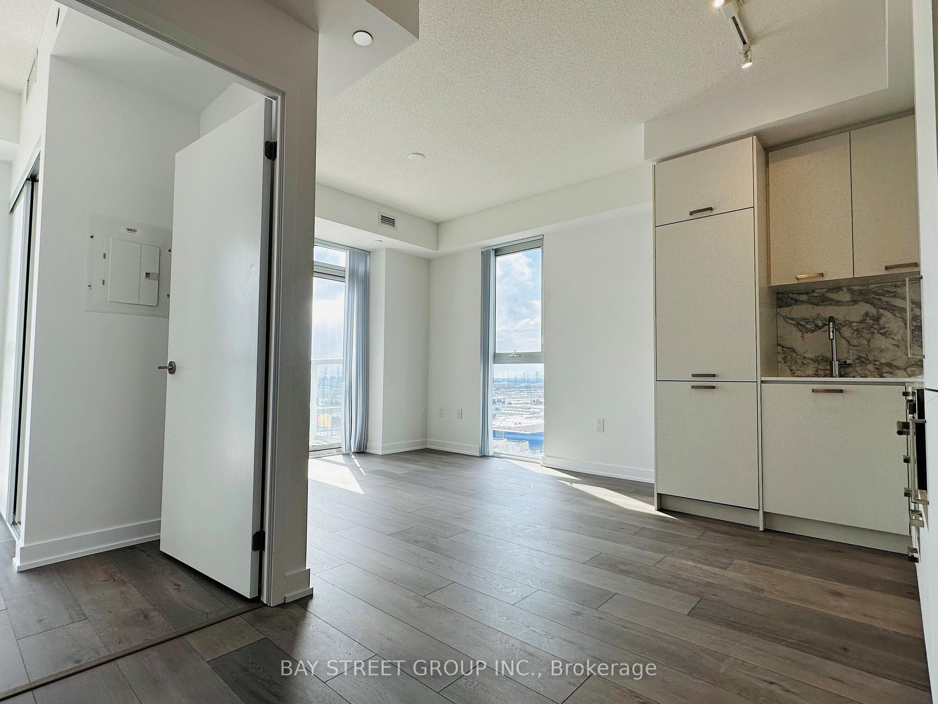 Photo 11 of Unit 905, 38 Honeycrisp Crescent, Vaughan, Vaughan Corporate Centre — HOMEH